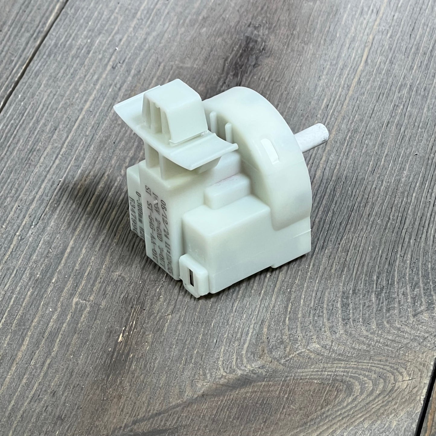 Whirlpool washer pressure switch W11316246, replacement part for precise water level control.