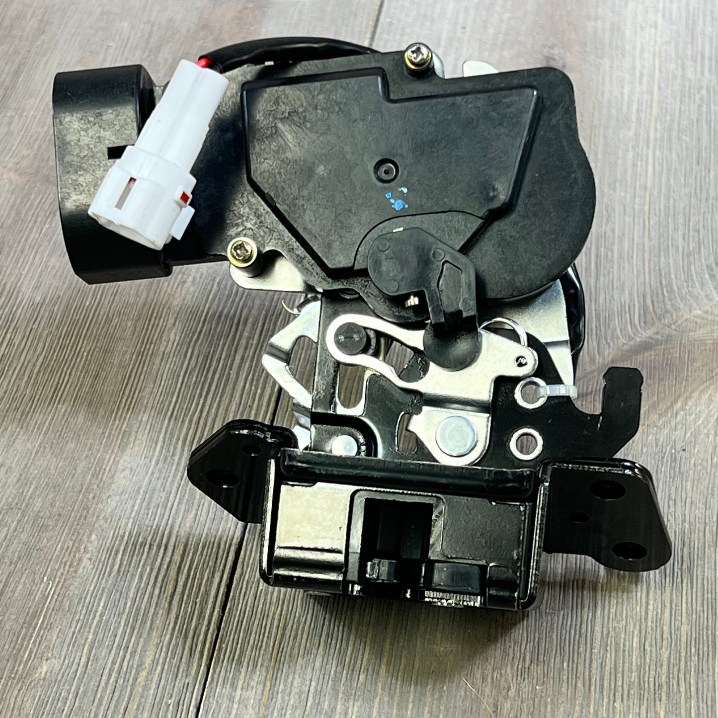 Rear trunk latch tailgate lock actuator for Toyota Sequoia 2001-2007, replacement part 931-861, 64680-0C010.