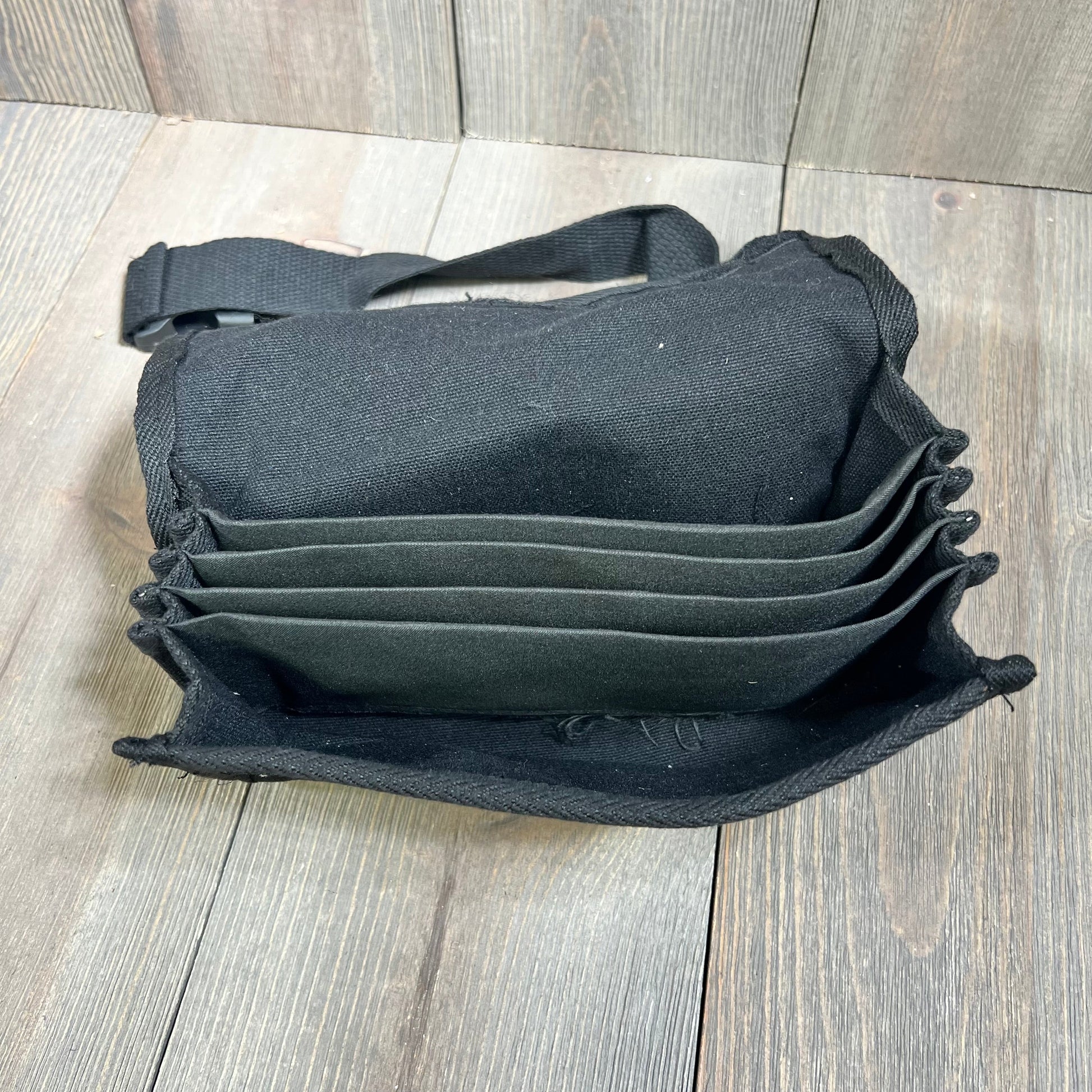 Black Cunno fanny pack with multiple compartments for coins and banknotes, ideal for waiters and cashiers.