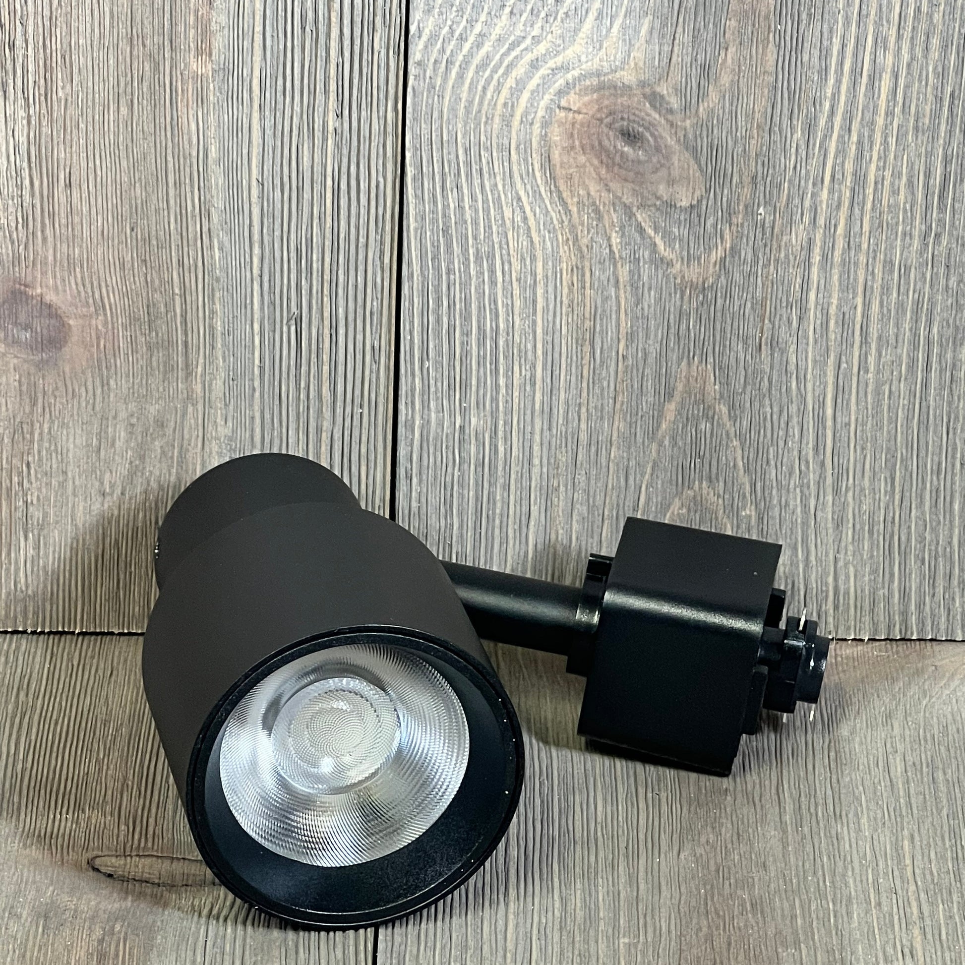 Dimmable black LED track lighting head with 3000K warm light, perfect for accent and task applications.