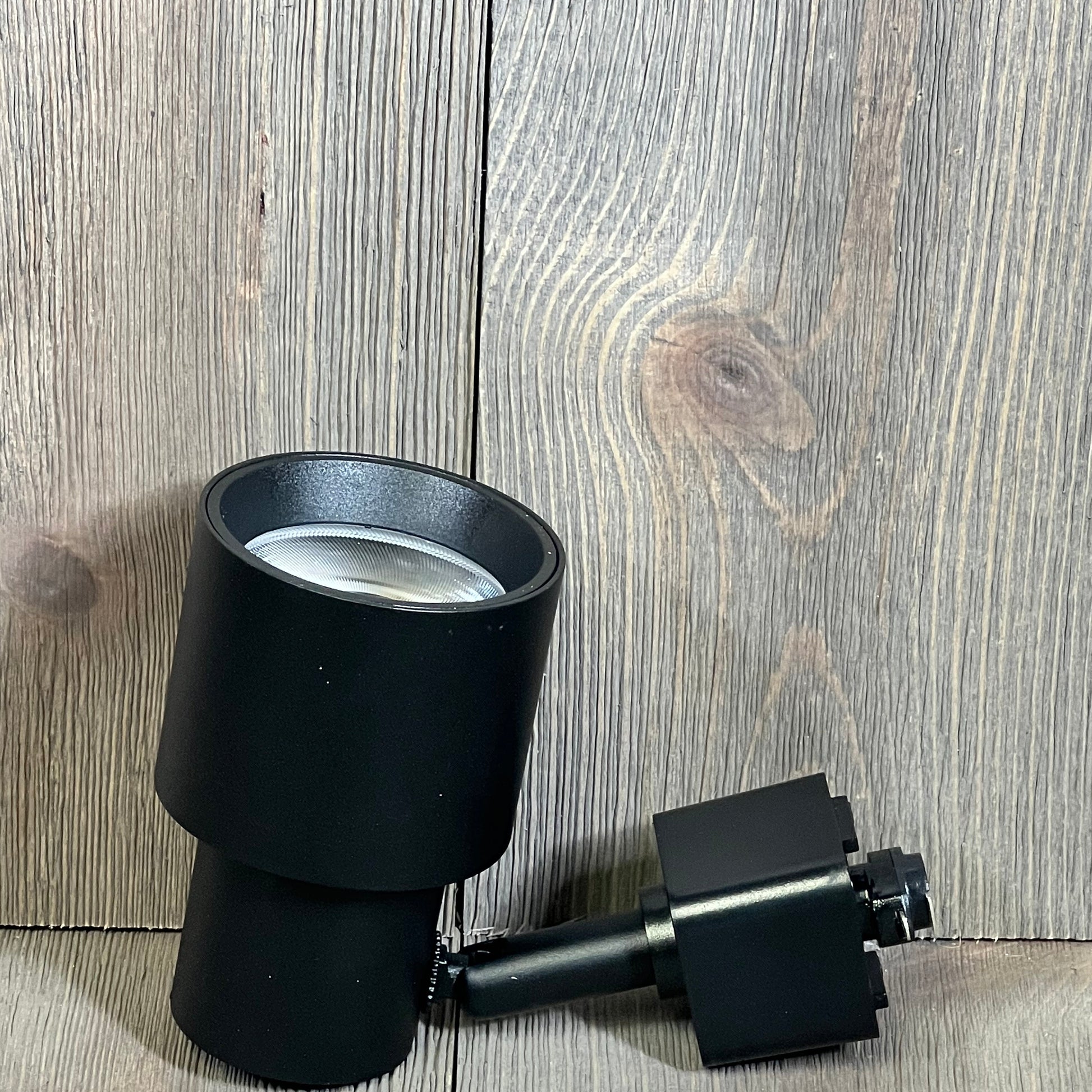 Dimmable black LED track lighting head, 10W, 3000K warm white, ideal for accent and task lighting, CRI90+, 24° beam angle.