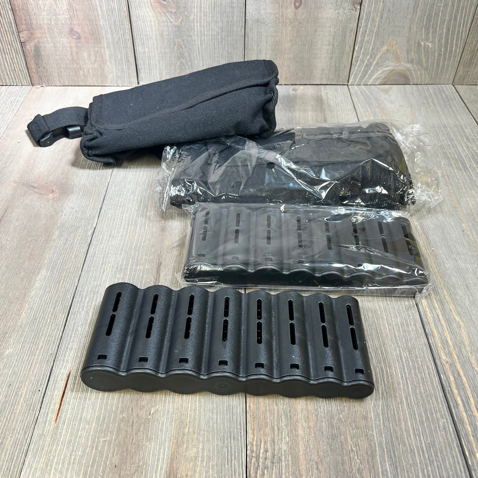 Black fanny pack with euro coin holders and banknote dispenser, ideal for waiters and cashiers, displayed on wooden surface.