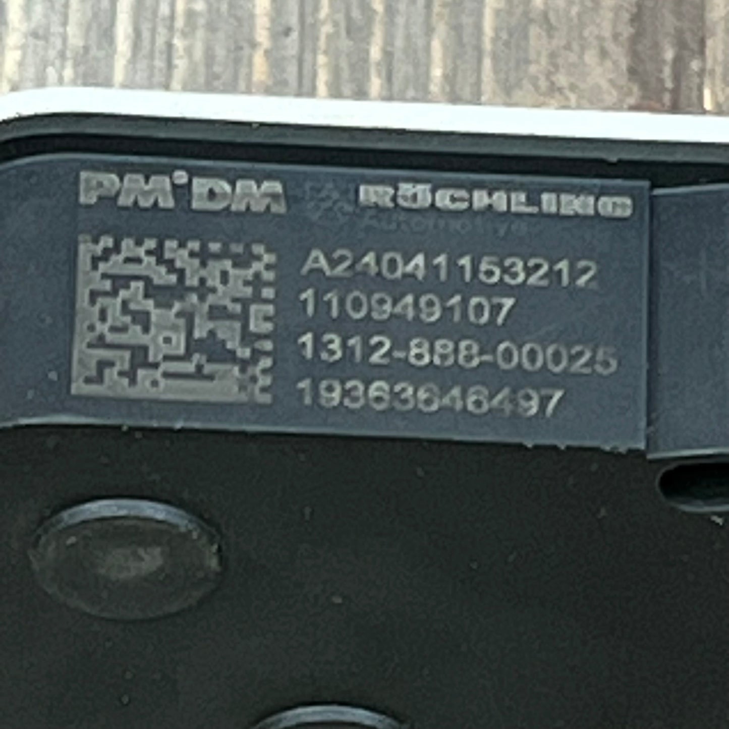 Close-up of LENMISO air actuator motor label, showing part numbers for 2017-2020 Nissan Rogue compatibility.