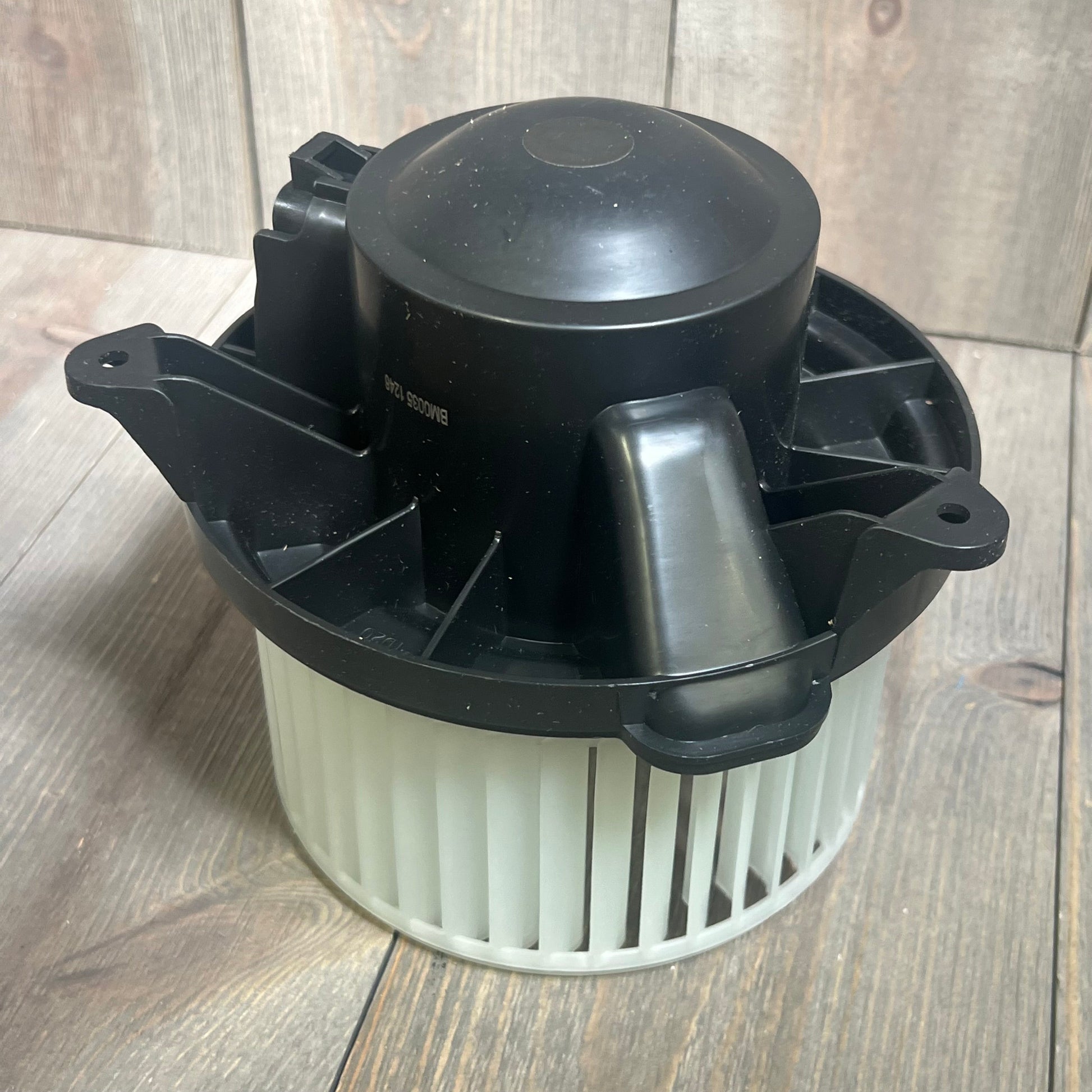 Black and white A/C heater blower motor for Nissan Frontier, Pathfinder, Xterra, model years 2005-2021, replaces 27226-EA010.