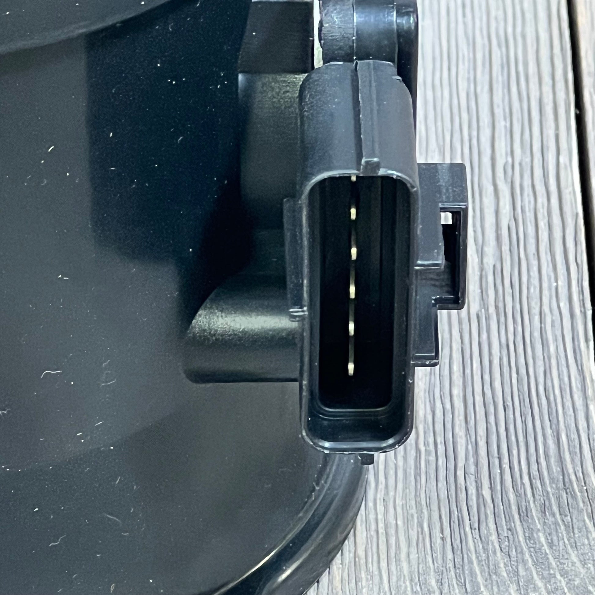 Close-up of Yezoauto Mass Air Flow Sensor plug for Ford and Lincoln, showing connector details for precise fit.