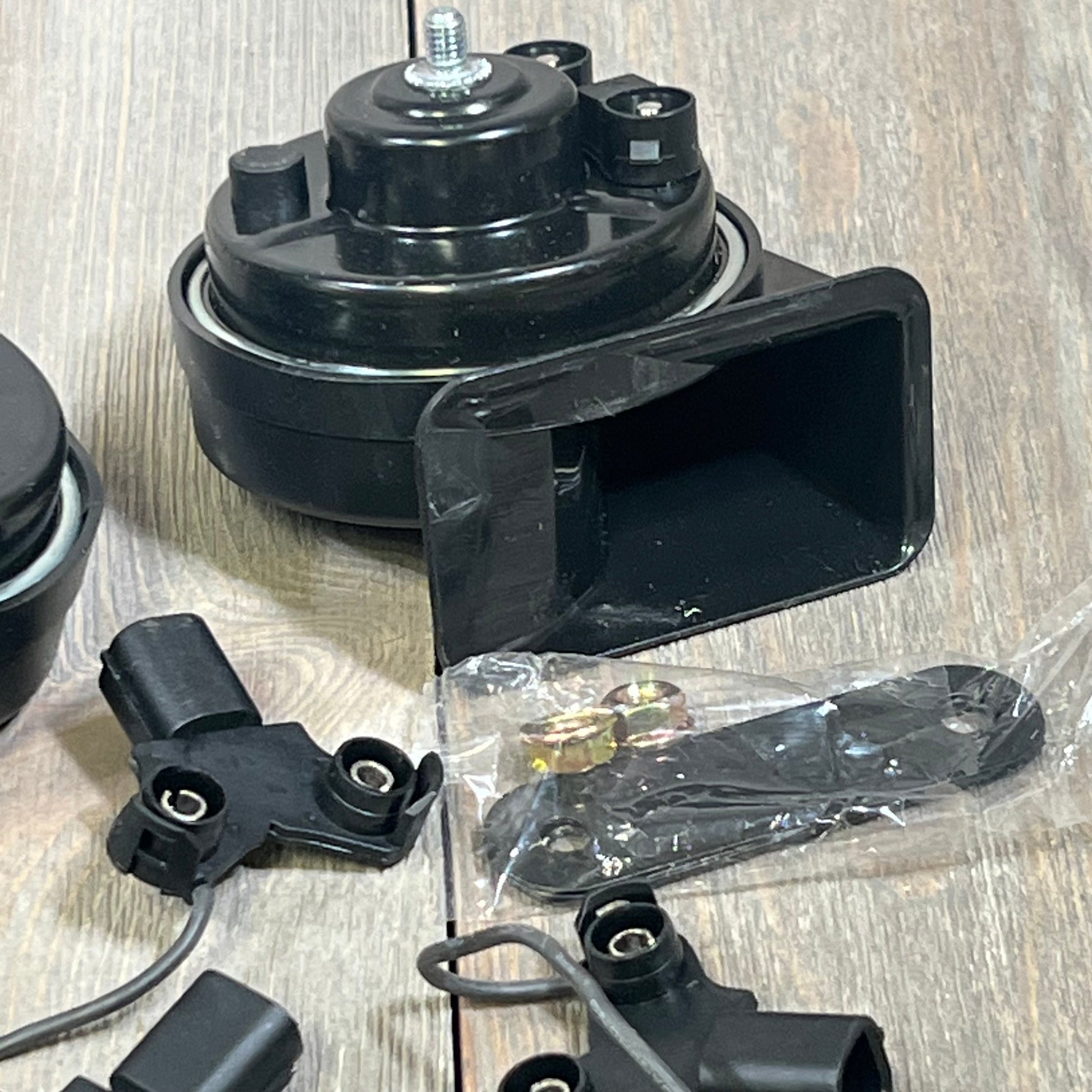 Dual-tone car horn for Honda and Acura models, featuring black components and wiring, ideal for Civic and Accord.