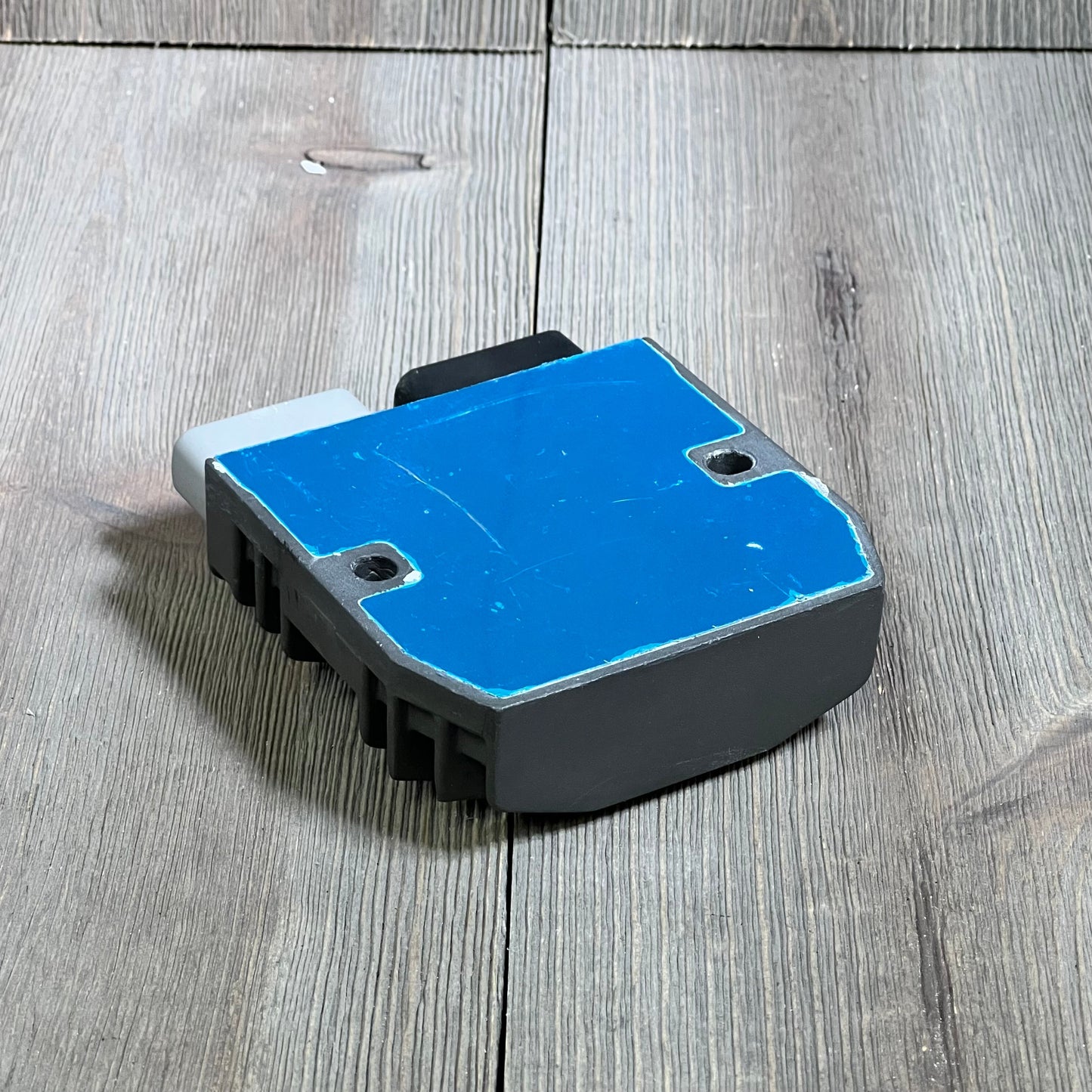 Blue voltage regulator rectifier for Yamaha Grizzly 550, Grizzly 700, Rhino 700, Viking 700, Kodiak 700, Wolverine 700 models.