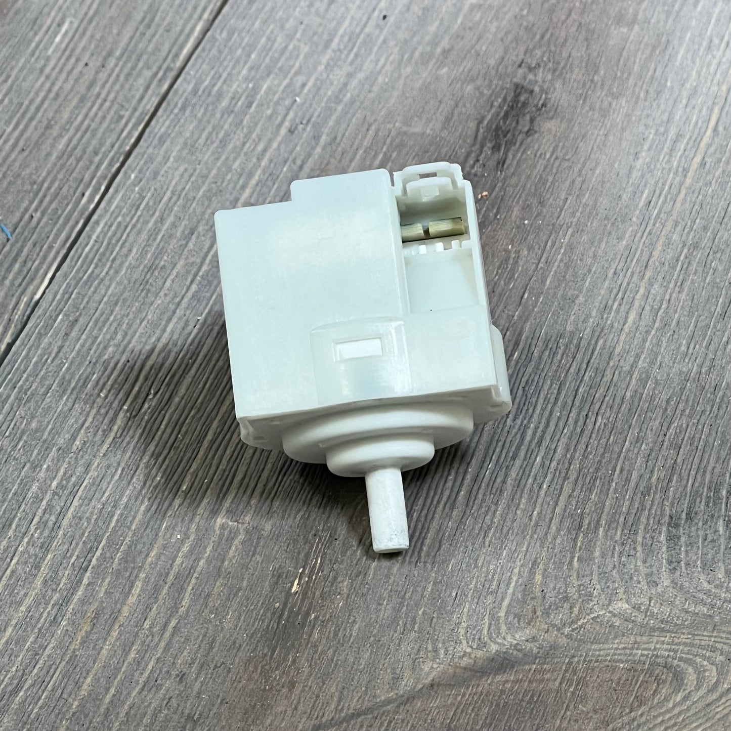 Whirlpool washer pressure switch W11316246, white component, essential for water level regulation in washing machines.