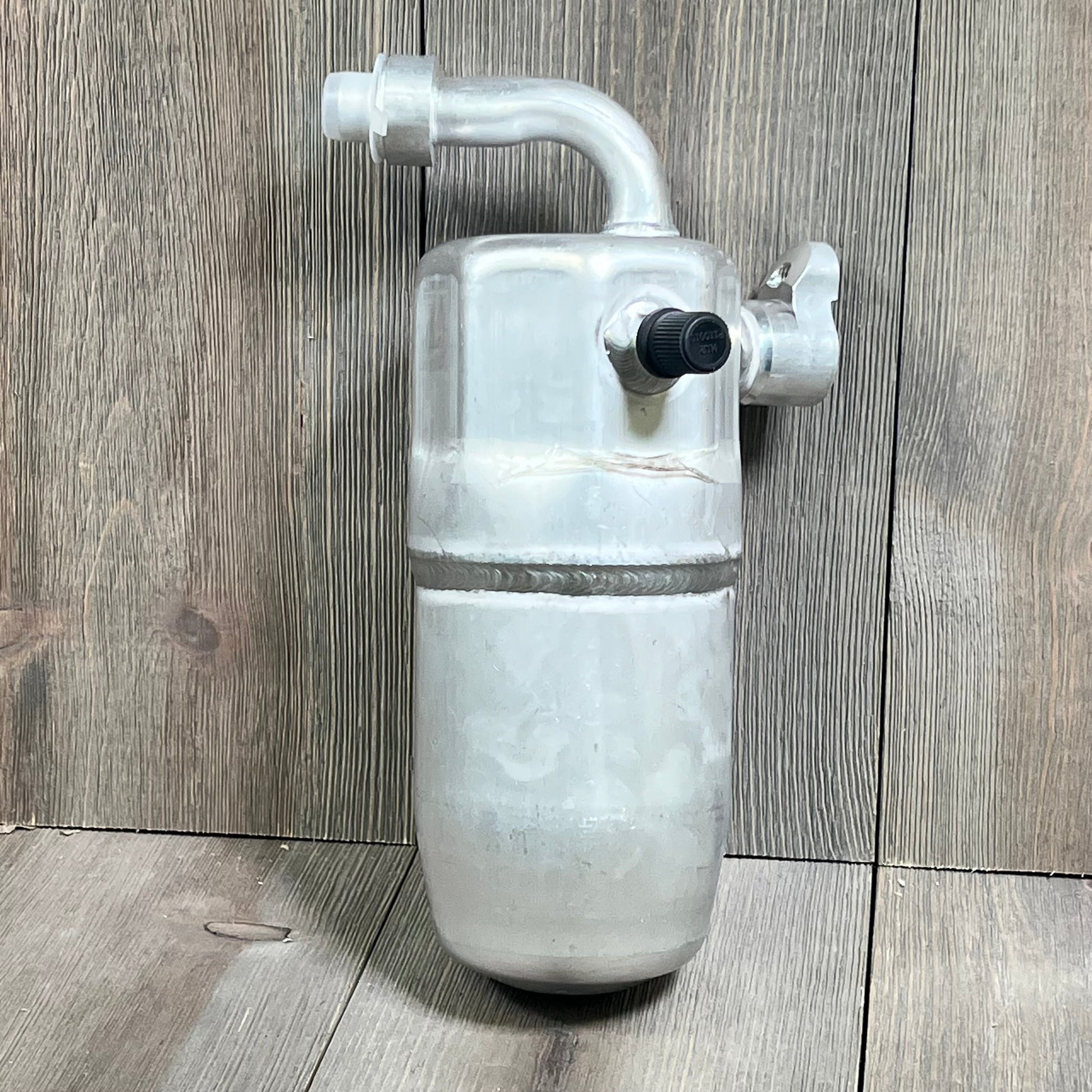 Universal A/C RD 1801C Accumulator, silver finish, designed for efficient air conditioner performance in vehicles.