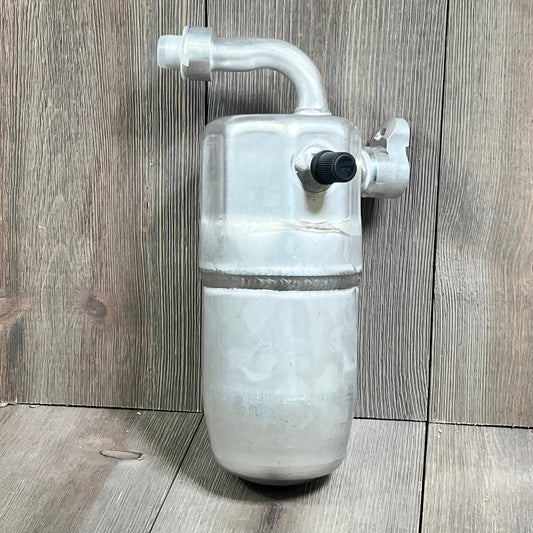 Universal A/C RD 1801C Accumulator, silver finish, designed for efficient air conditioner performance in vehicles.