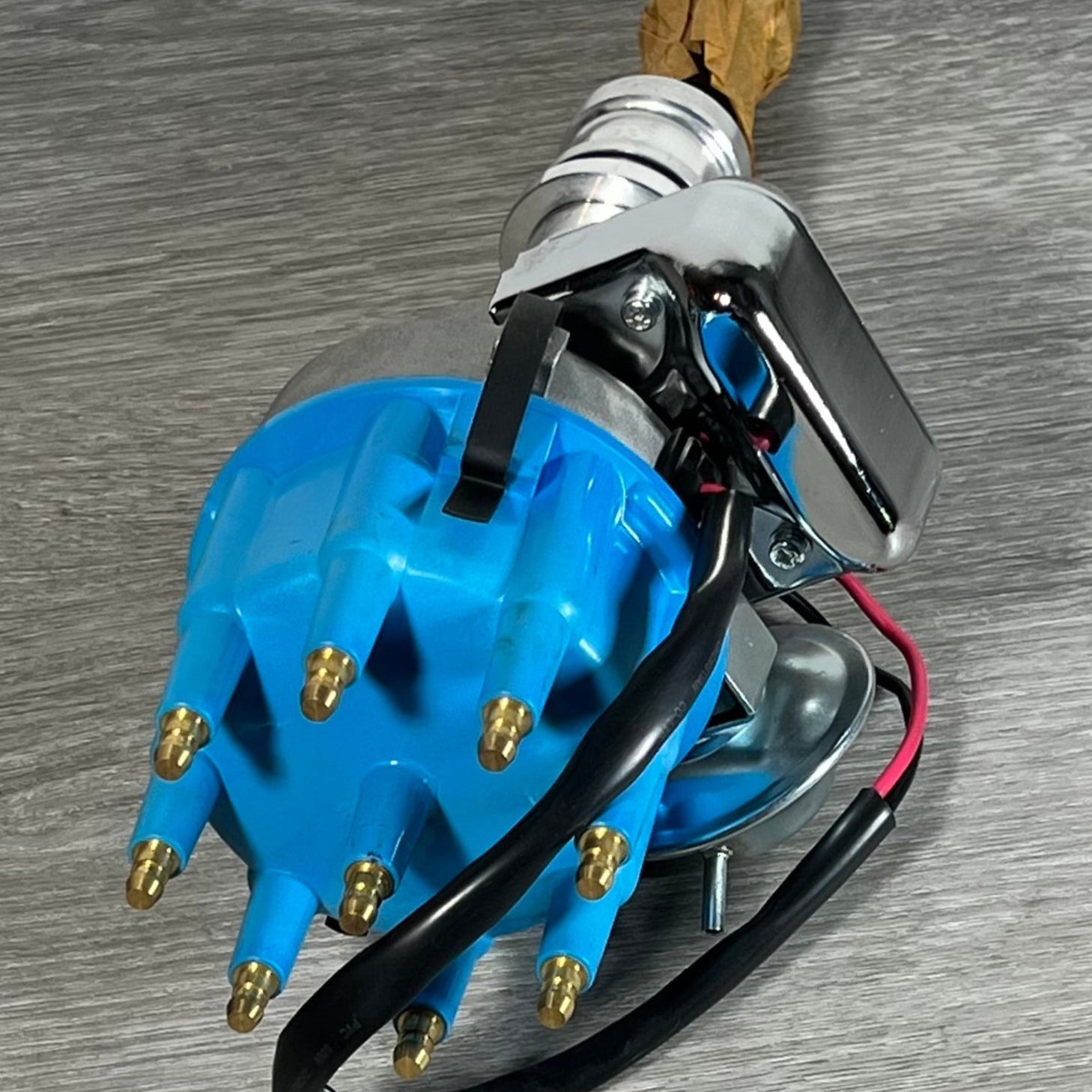 High-performance R2R distributor for Ford 351W with detailed wiring and durable blue cap.