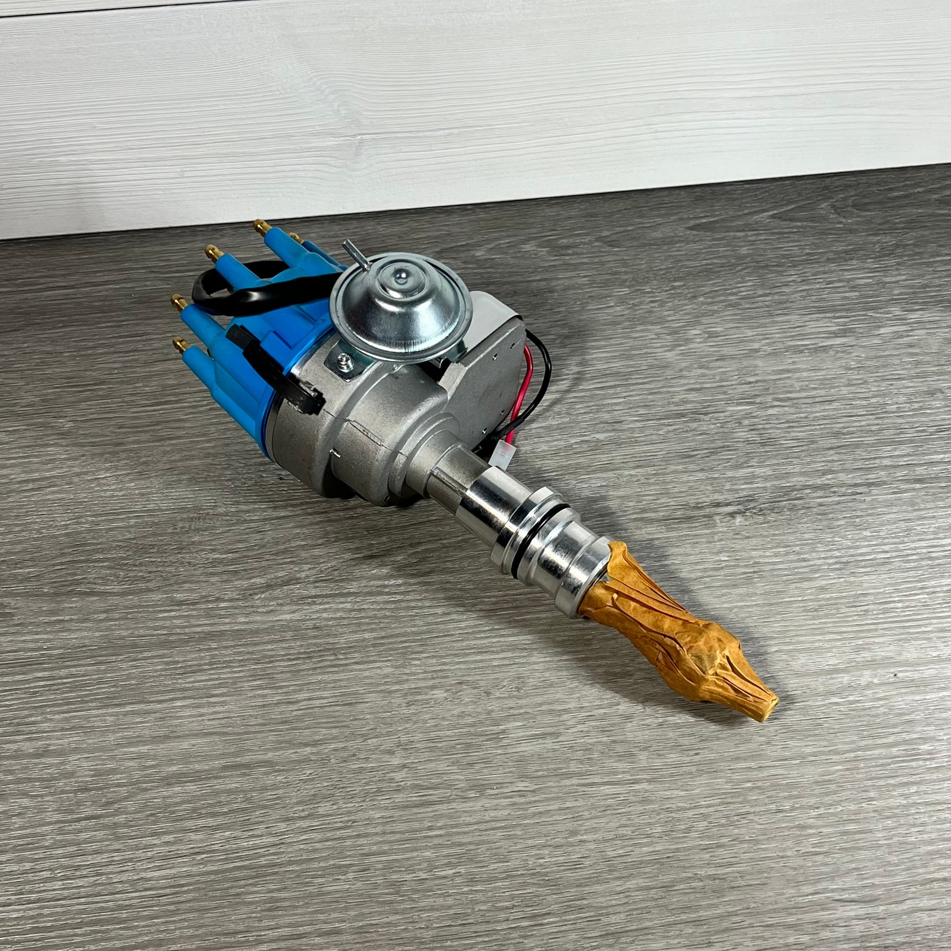 High-performance R2R distributor for Ford SBF 351W engine, featuring durable construction and a vibrant red cap design.