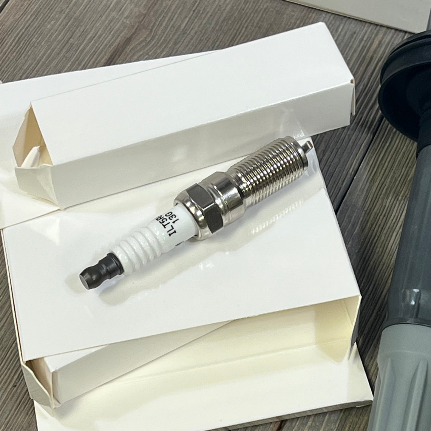 High-performance spark plug for V8 5.0L engines, compatible with 2016-2017 Ford F-150 and Mustang, UF824 model.