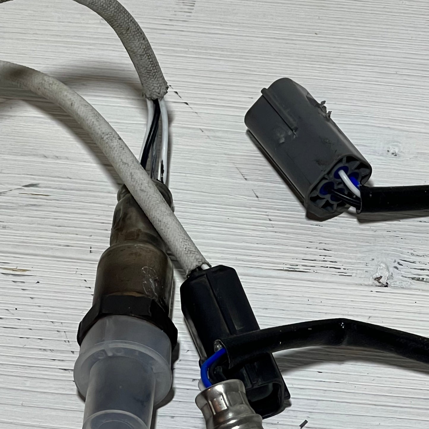 Upstream and downstream oxygen sensor for Nissan Rogue, 350Z, Altima, Infiniti EX35 FX35 G35 M35, showcasing connectors.