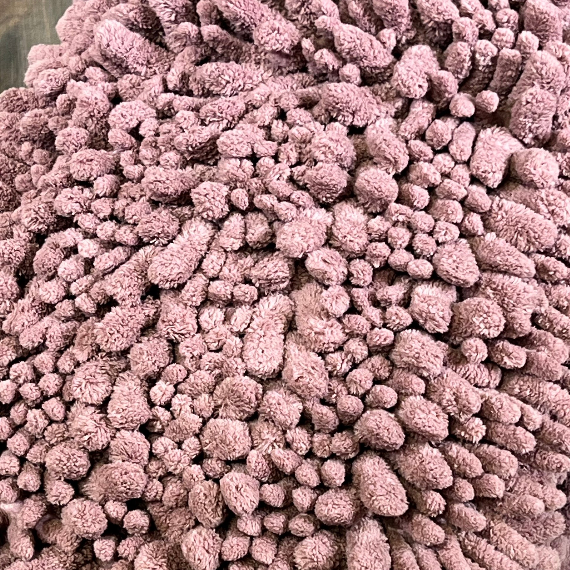 Soft mauve Yimobra bathroom rug with plush texture, perfect for modern decor. Non-slip, absorbent, and quick-drying mat.