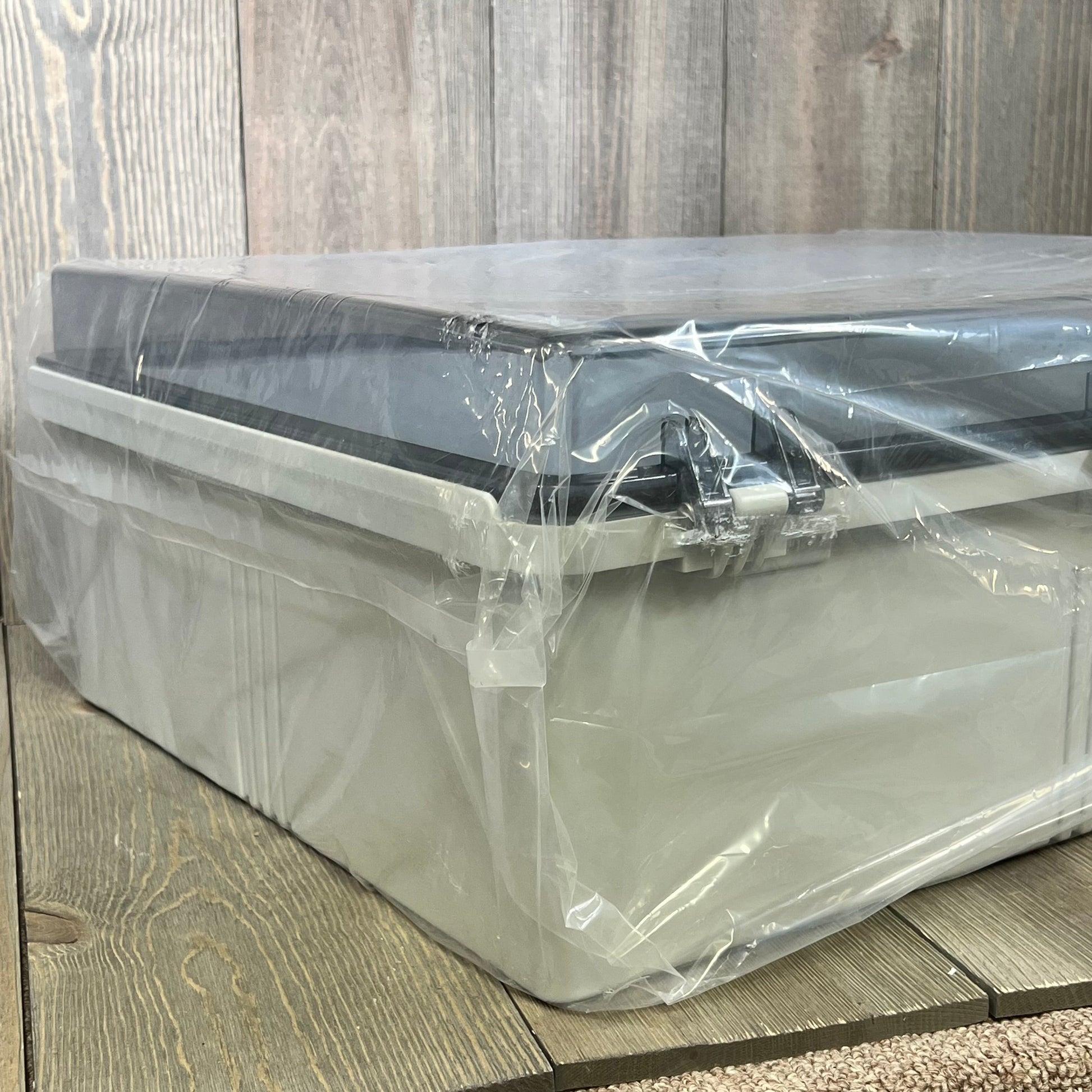 Waterproof outdoor IP67 junction box with a hinged clear cover, perfect for DIY projects. Durable weatherproof ABS plastic enclosure.