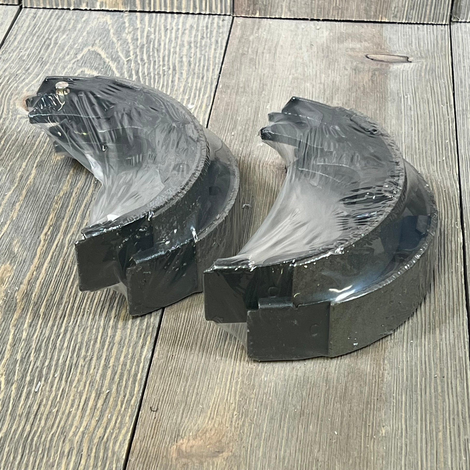 BOSCH BS886 blue parking brake shoe set wrapped in protective plastic, compatible with Chrysler, Dodge, Jeep, Mitsubishi models.