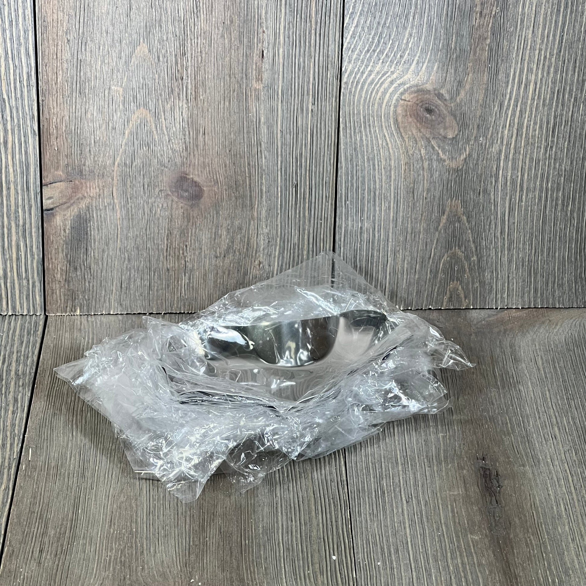 Grillable oyster shell wrapped in plastic, made of durable 304 stainless steel for baking and cooking.