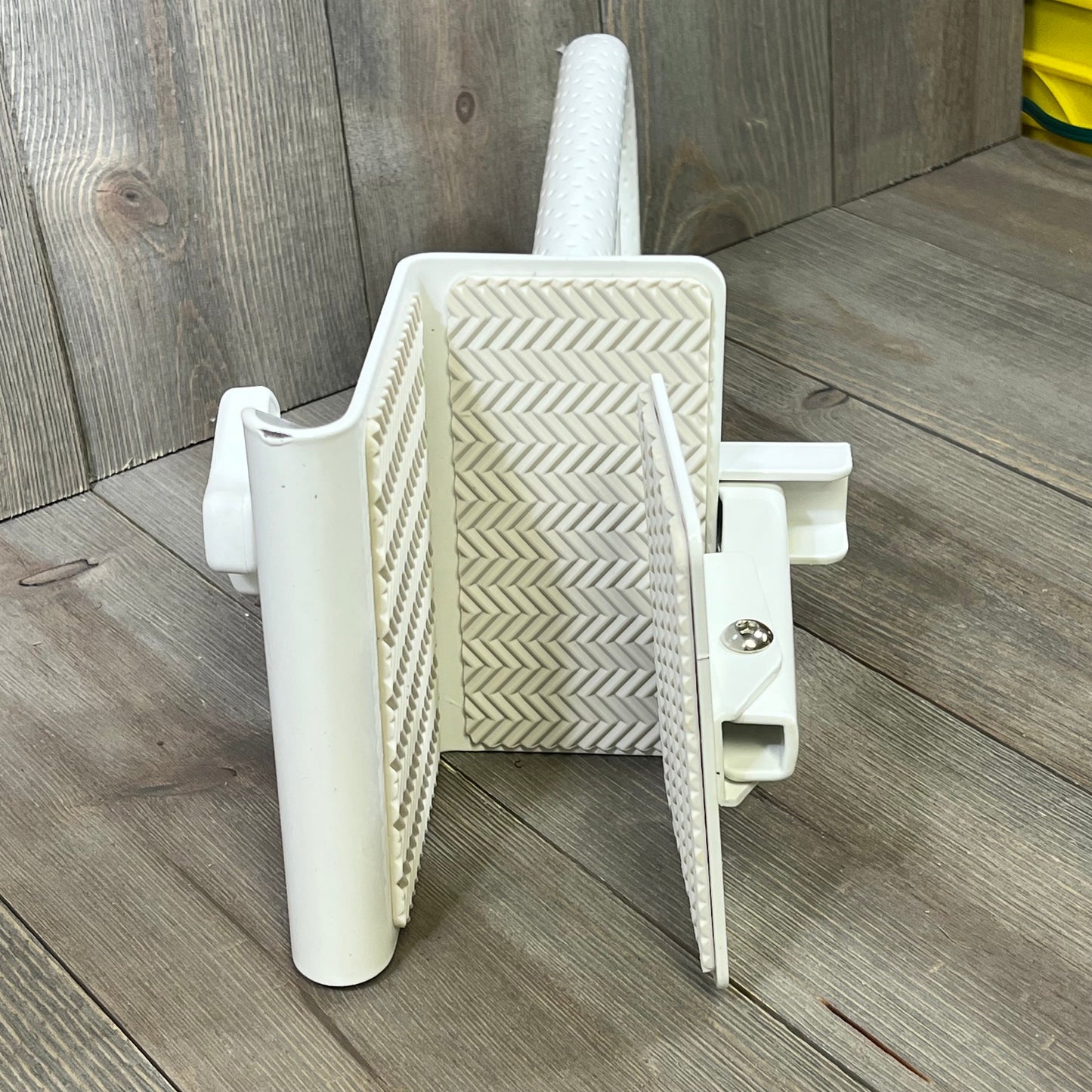 Heavy-duty bathtub safety rail with anti-slip grip, adjustable design for seniors, 300lbs capacity, white.
