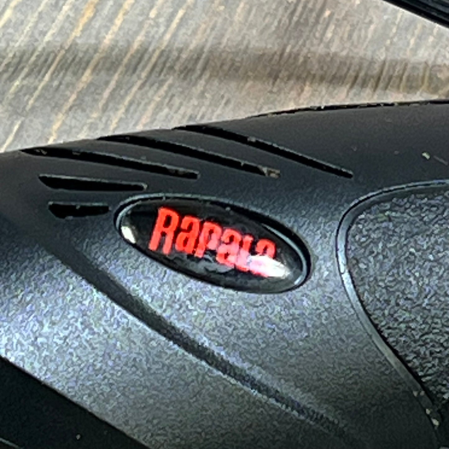 Rapala electric knife with ergonomic black handle for precise cutting.