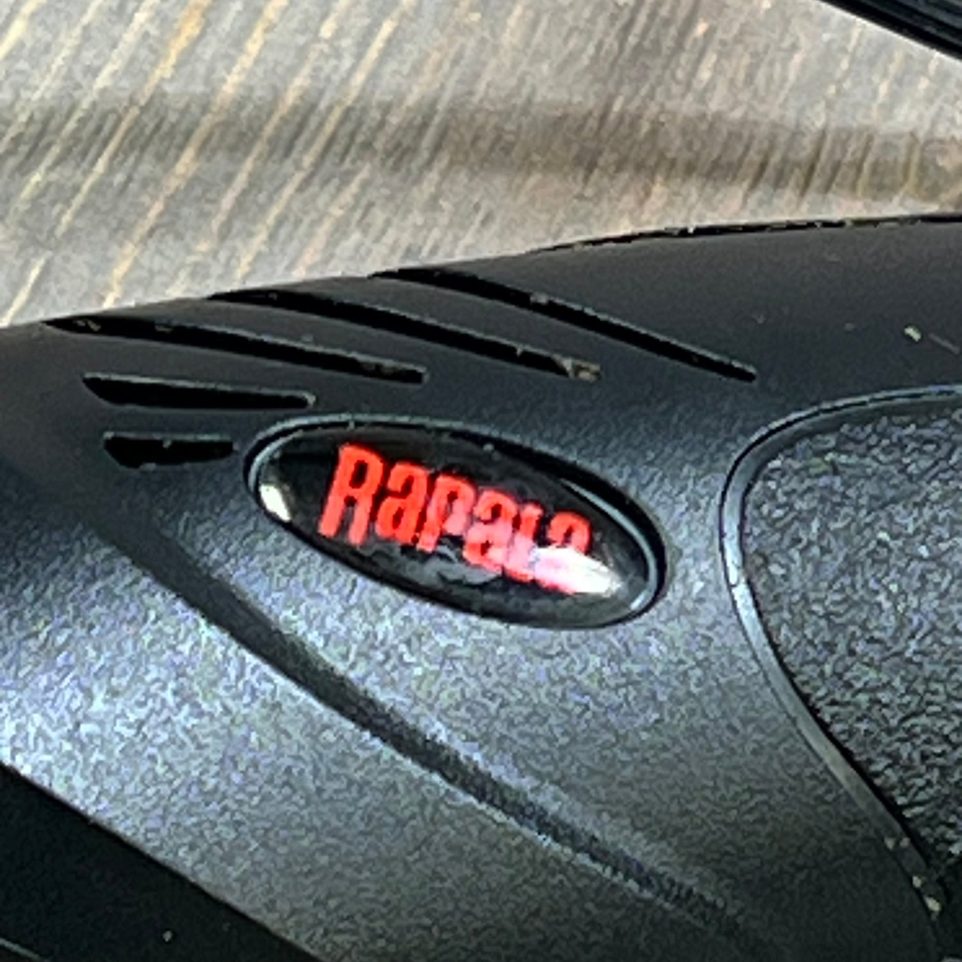 Rapala electric knife with ergonomic black handle for precise cutting.