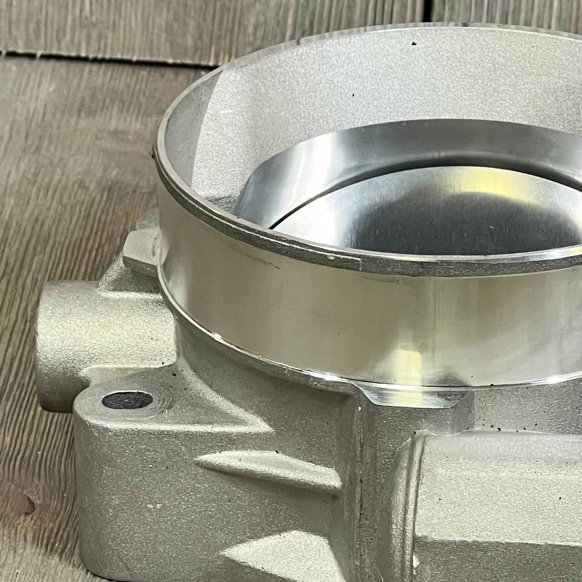 Close-up of TUCAREST electronic throttle body assembly, showcasing precision build for 05-07 Buick Rainier and 07-08 Escalade.