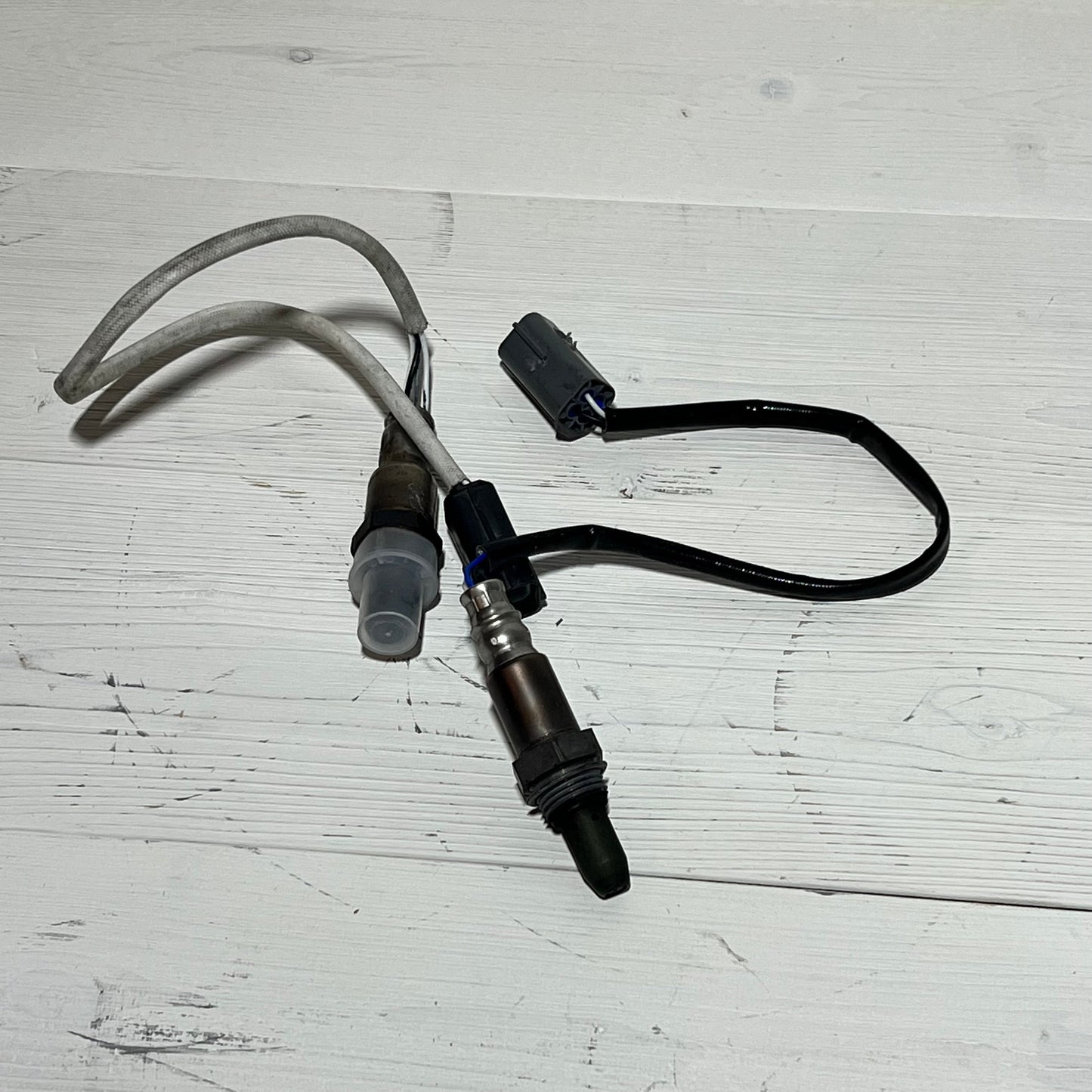 Upstream and downstream oxygen sensor for Nissan Rogue and 350Z, featuring durable construction and precise fit.