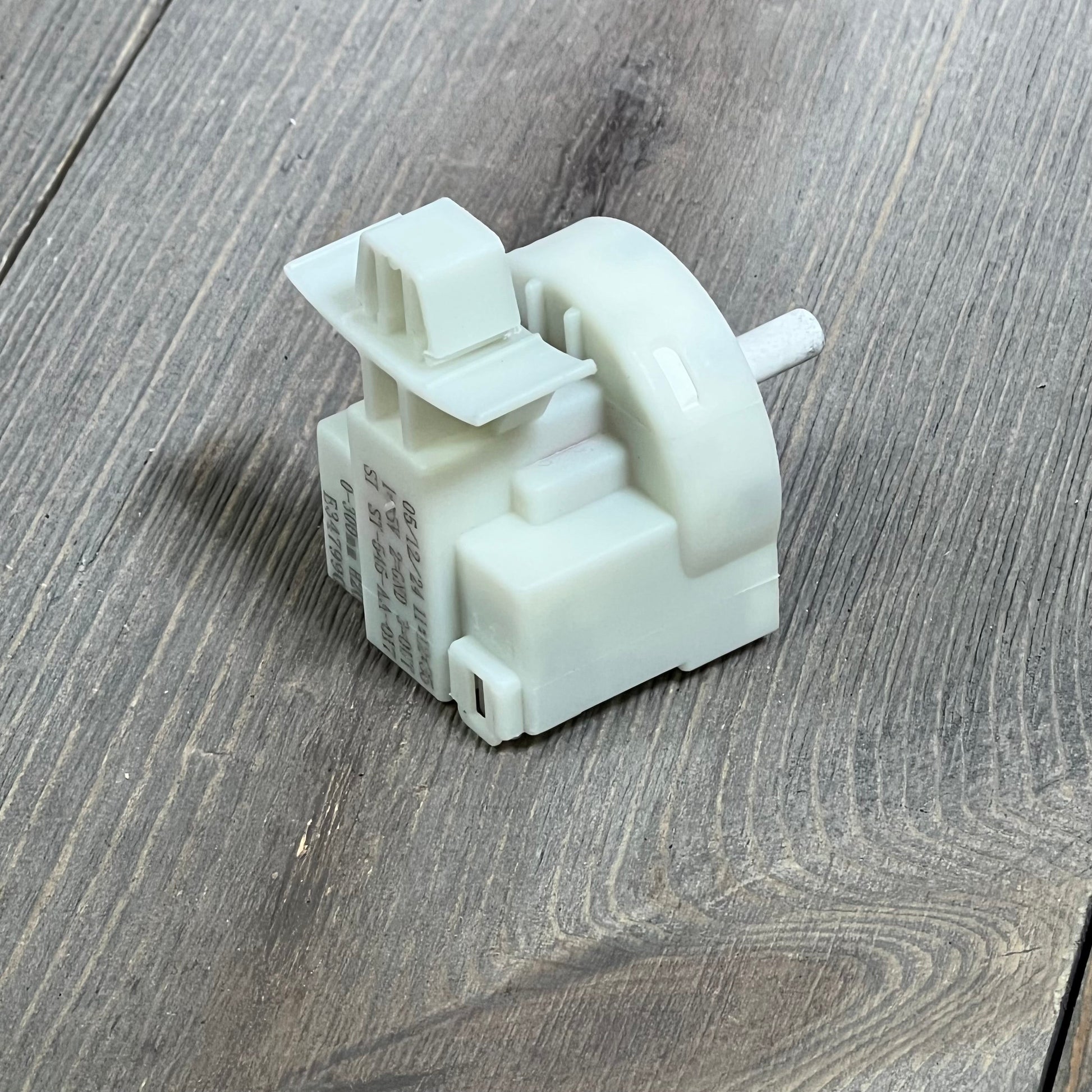 Whirlpool washer pressure switch W11316246, replacement part for precise water level control.