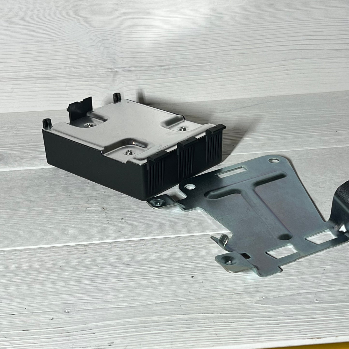 Trailer brake control module with mounting bracket for Ram 1500-5500 2016-2018, replace 82215040AC, 82215040AB.