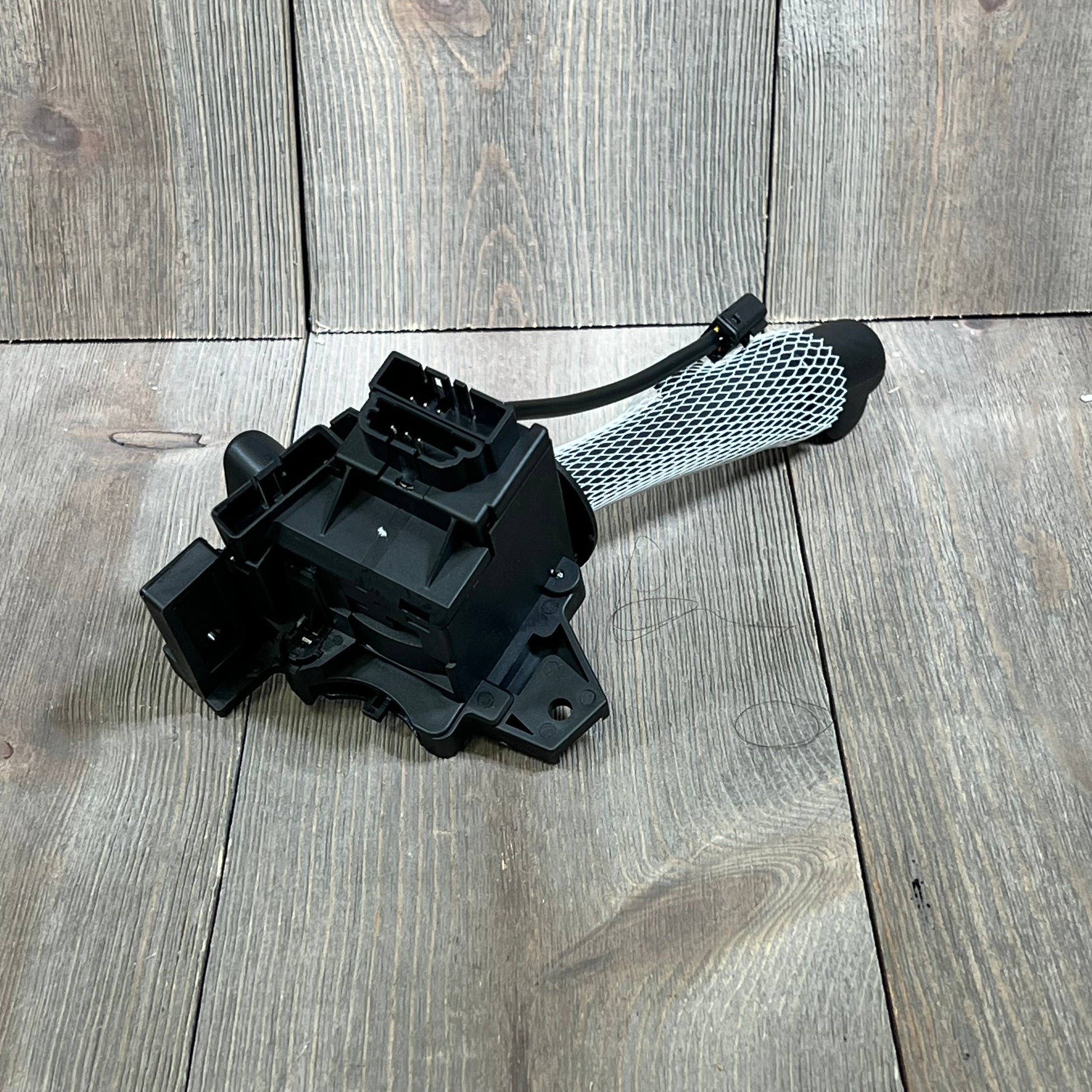 Multi-function turn signal switch with wiring, compatible with 2002-2009 Trailblazer, Escalade, Envoy. Replaces part D6299A.