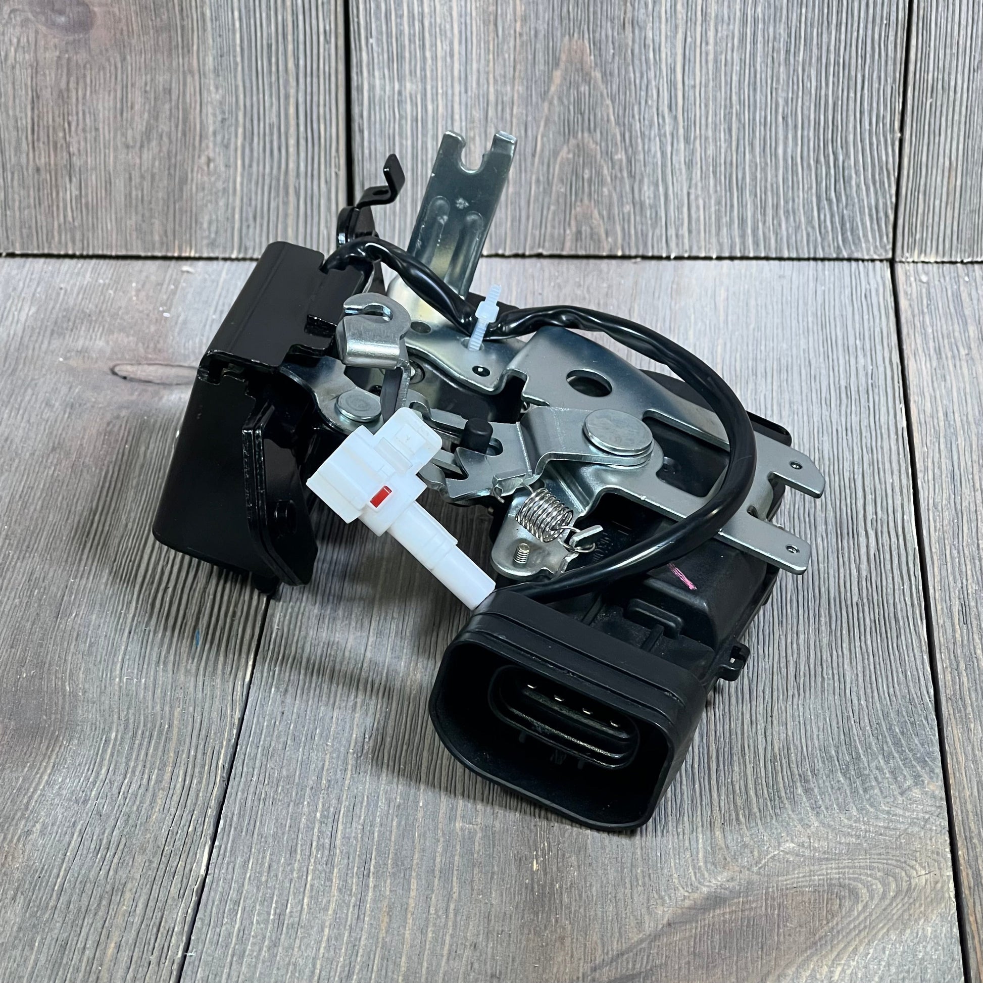Durable rear trunk latch tailgate lock actuator for Toyota Sequoia 2001-2007, replaces 931-861, 64680-0C010.
