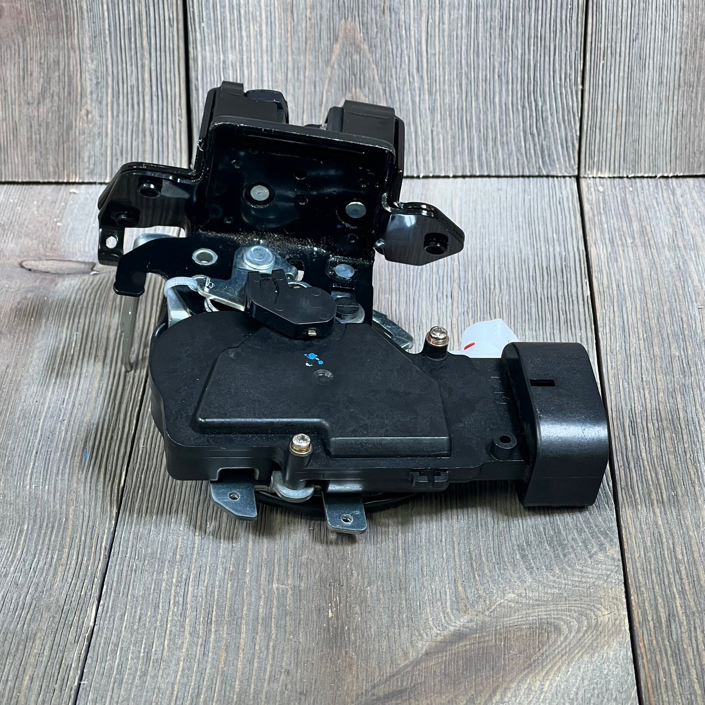 Rear trunk latch tailgate lock actuator for Toyota Sequoia 2001-2007, replacement part 931-861, 64680-0C010, 69301-0C010.