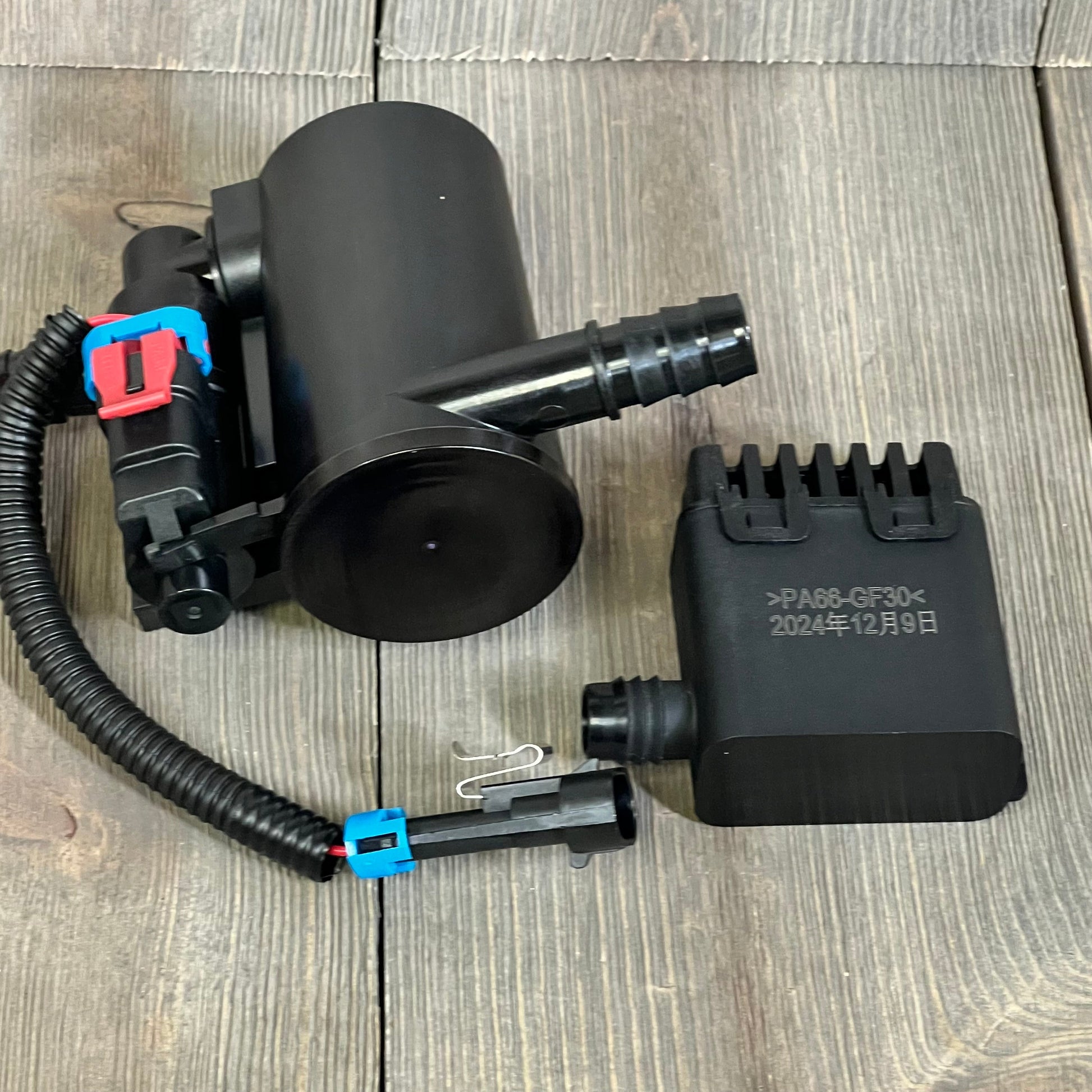 Evap Canister Vent Solenoid Valve Assembly for 2004-2010 Chevy Silverado and GMC Sierra, part number 19207763.