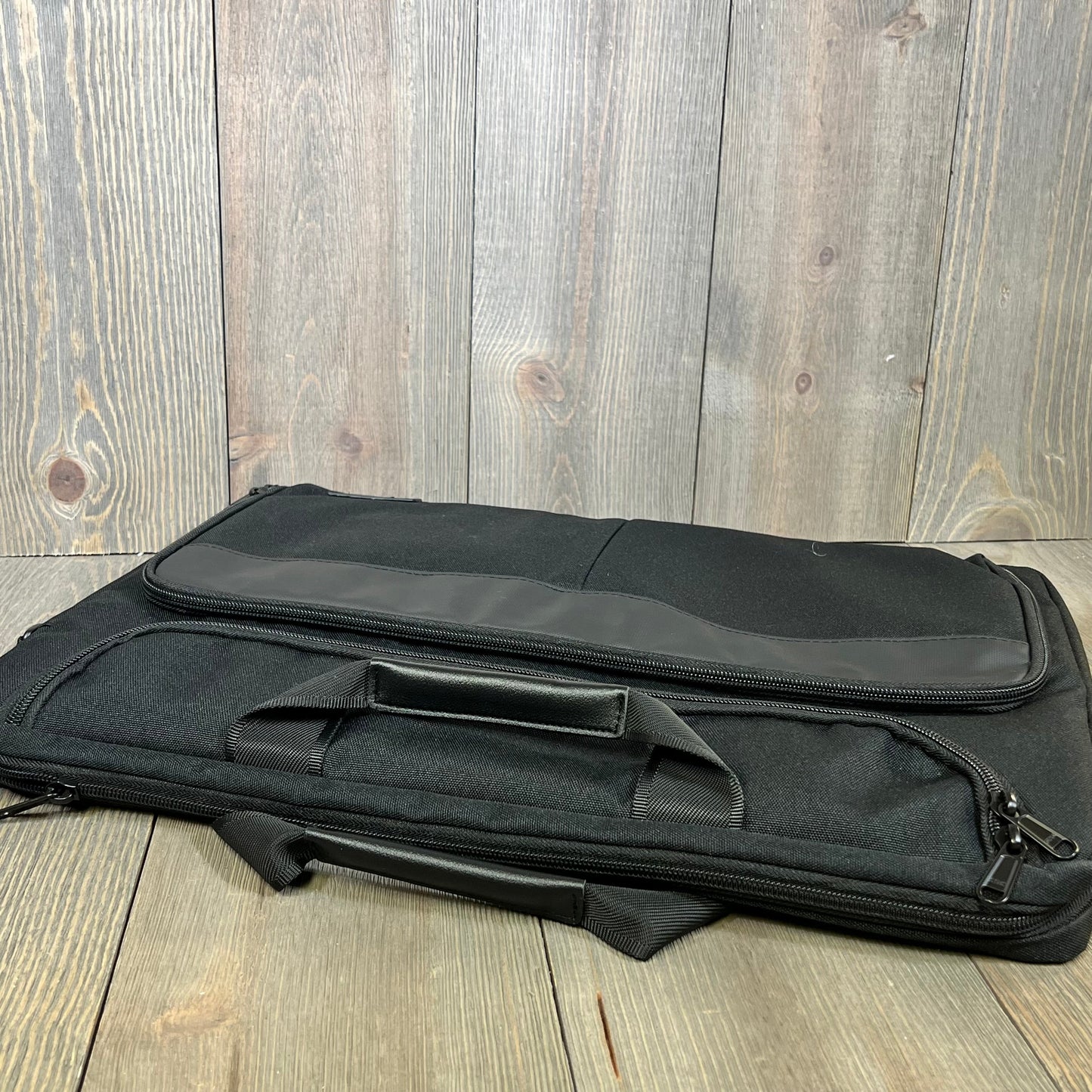 Black KIZUNA 17-inch laptop bag with dual handles and front pocket, perfect for Legion, MSI, Dell, HP, and more.