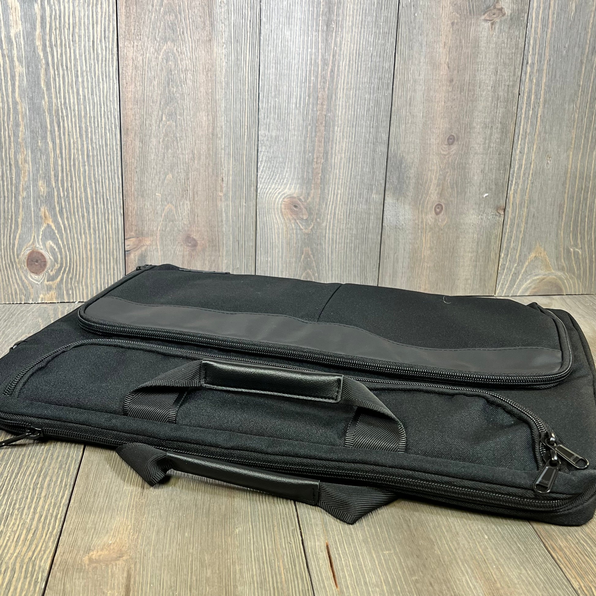 Black KIZUNA 17-inch laptop bag with dual handles and front pocket, perfect for Legion, MSI, Dell, HP, and more.