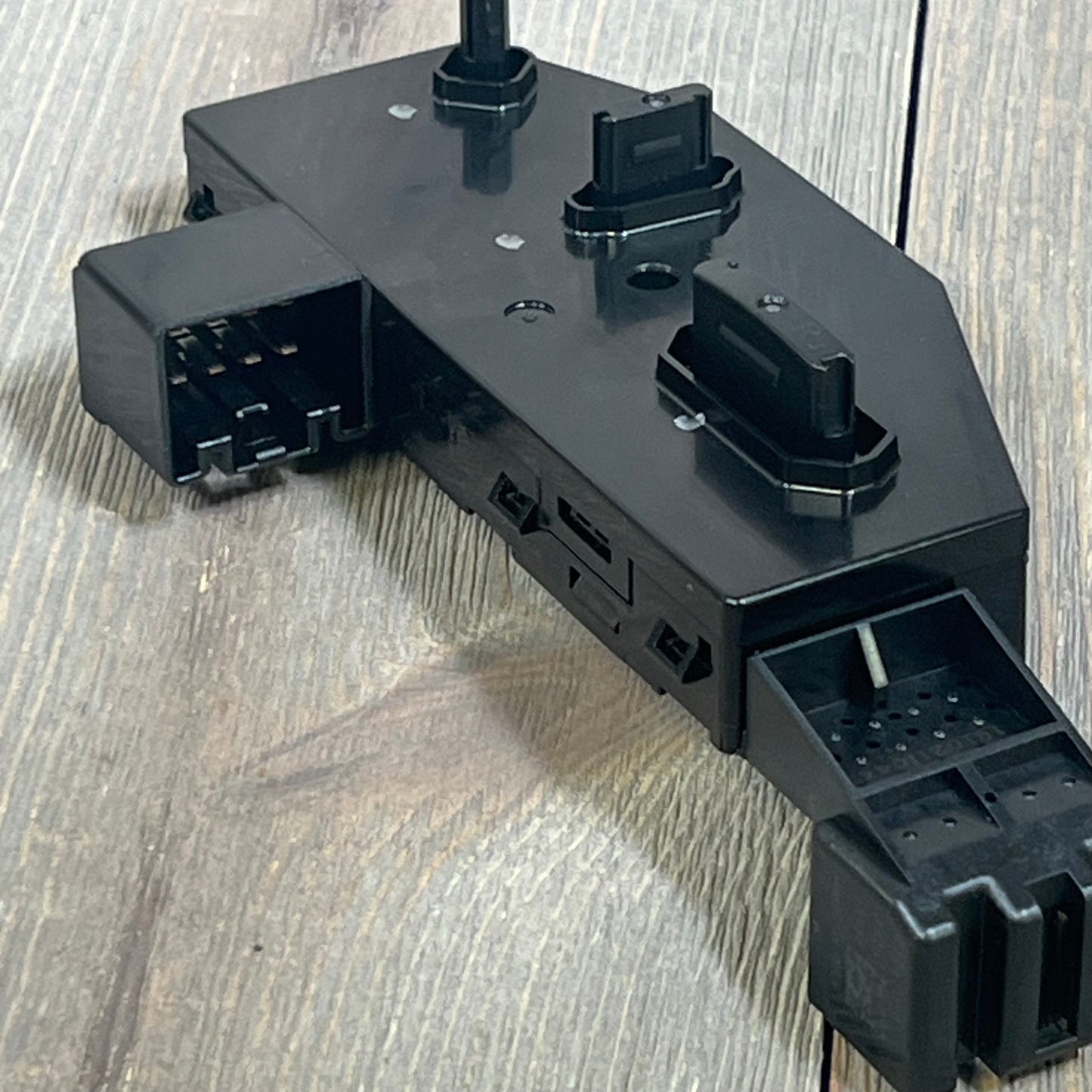 Front passenger seat control switch for Chevy Tahoe/Silverado, GMC Sierra, Cadillac Escalade, OE# 20914737 replacement.