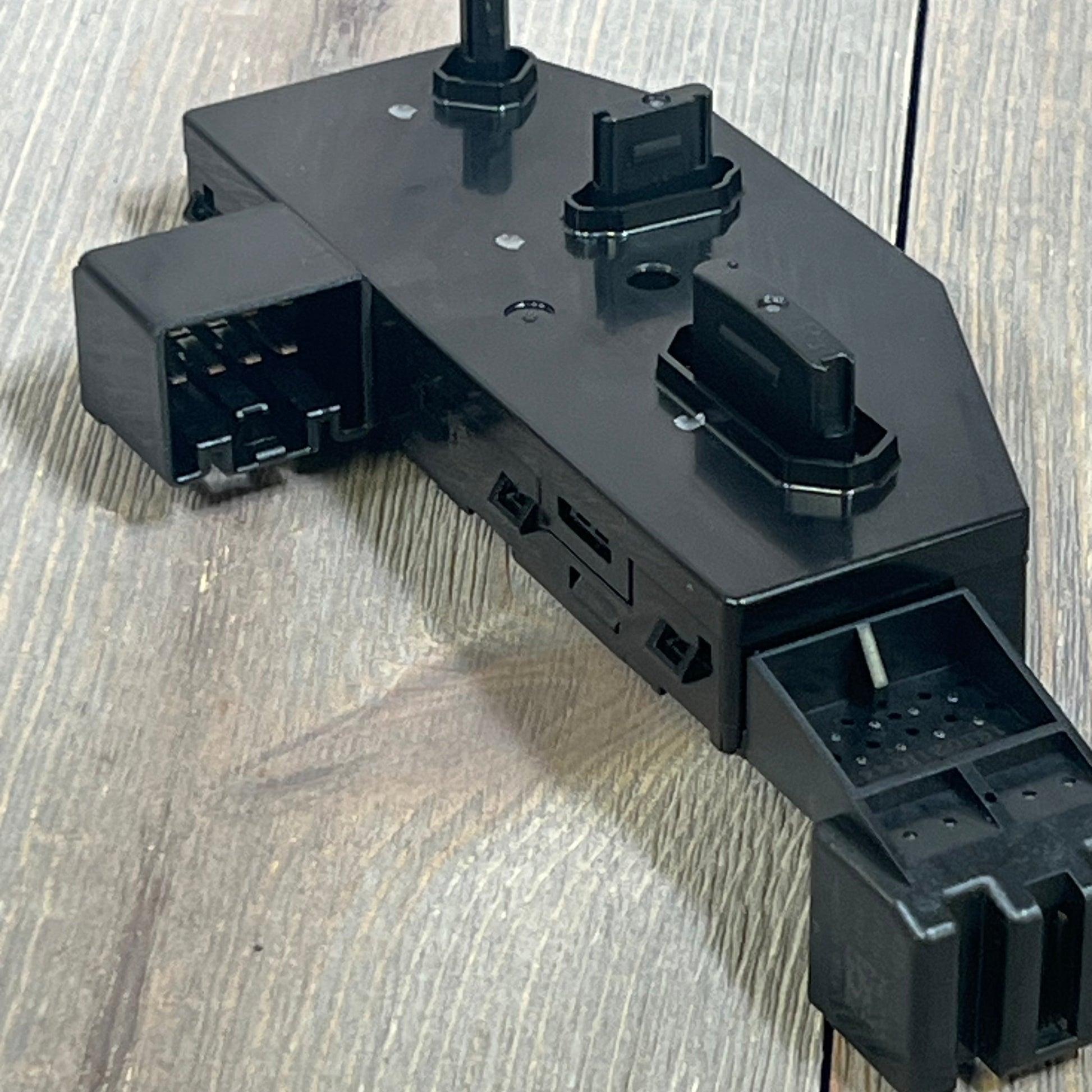 Front passenger seat control switch for Chevy Tahoe/Silverado, GMC Sierra, Cadillac Escalade, OE# 20914737 replacement.