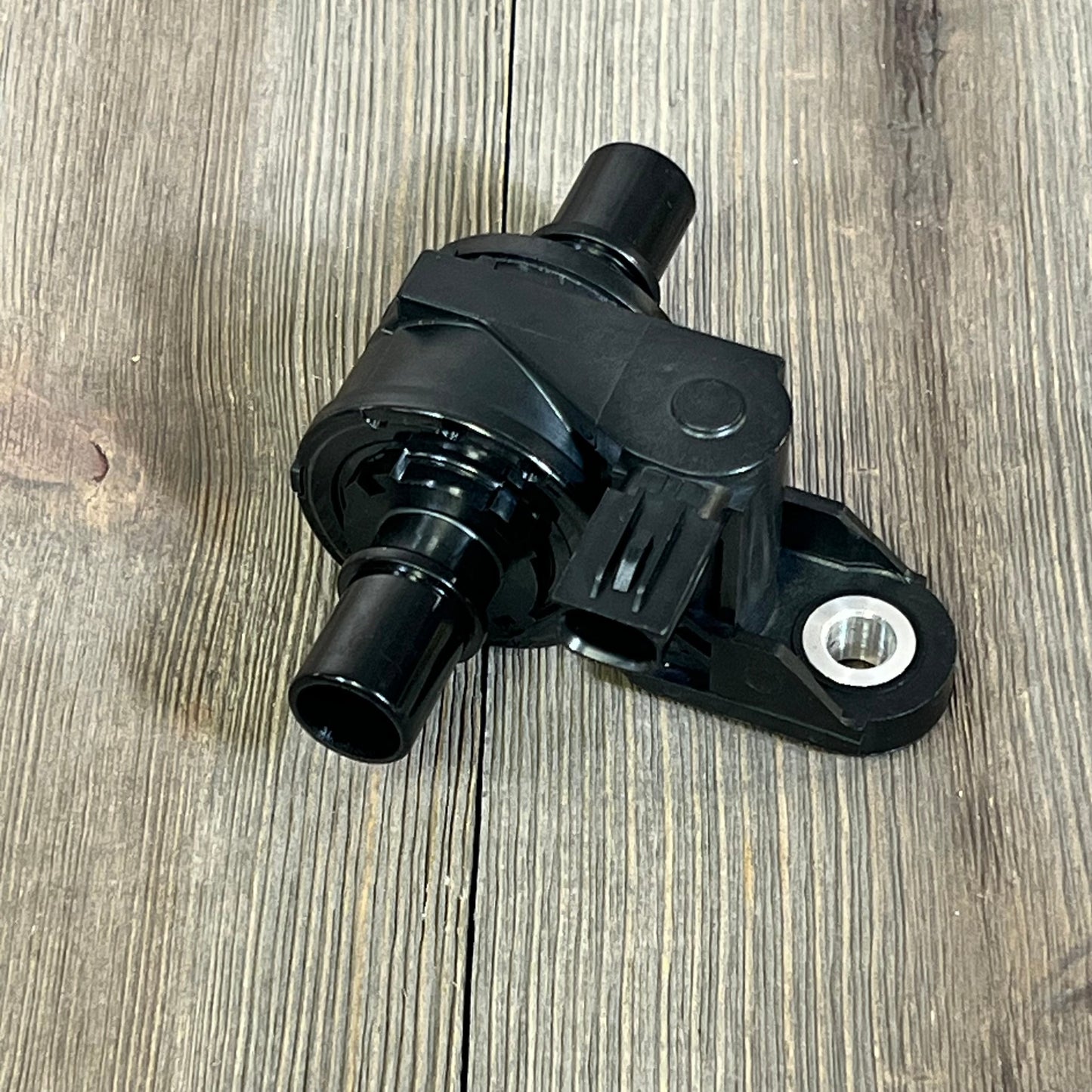 NOVAPARTS coolant valve for Toyota Corolla 2019-2023, Lexus UX200 2019-2022, enhancing engine temperature control.