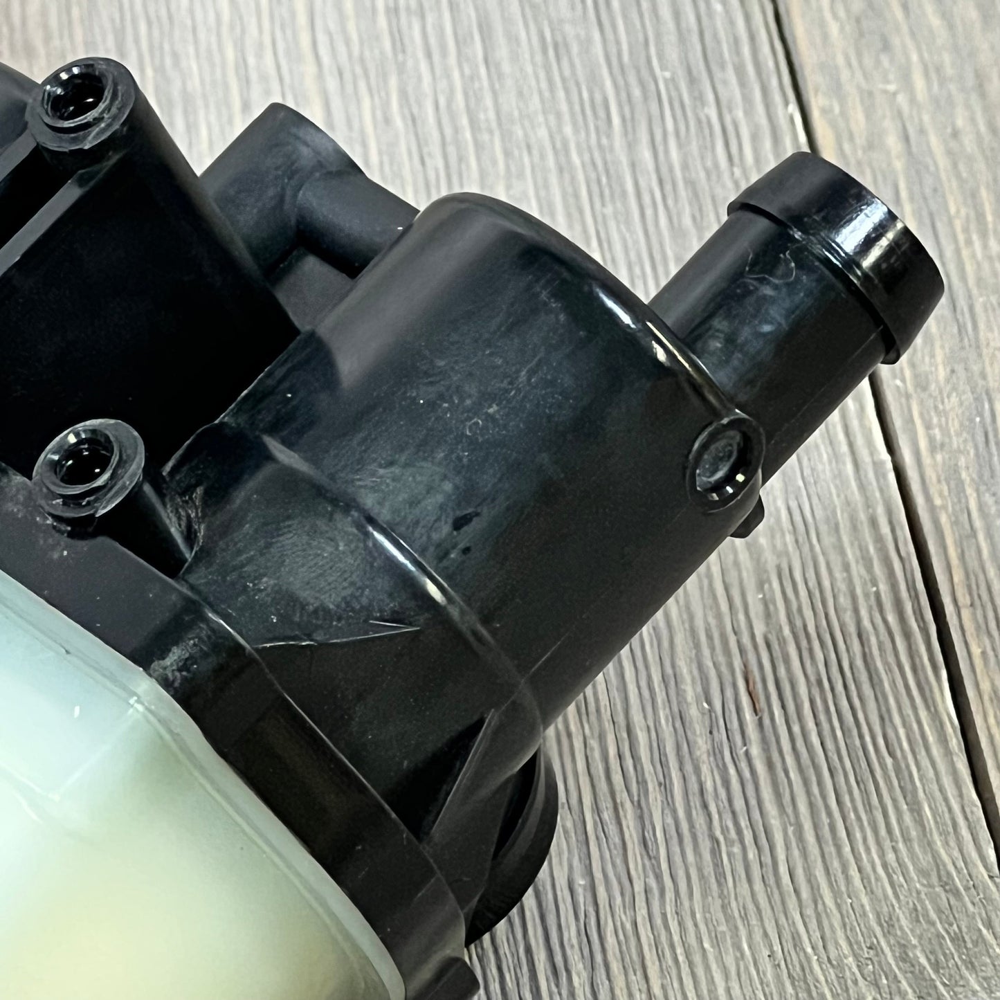 Close-up of the SDYYDS 0261222018 Fuel Vapor Leak Detection Pump for BMW, highlighting its durable black housing.