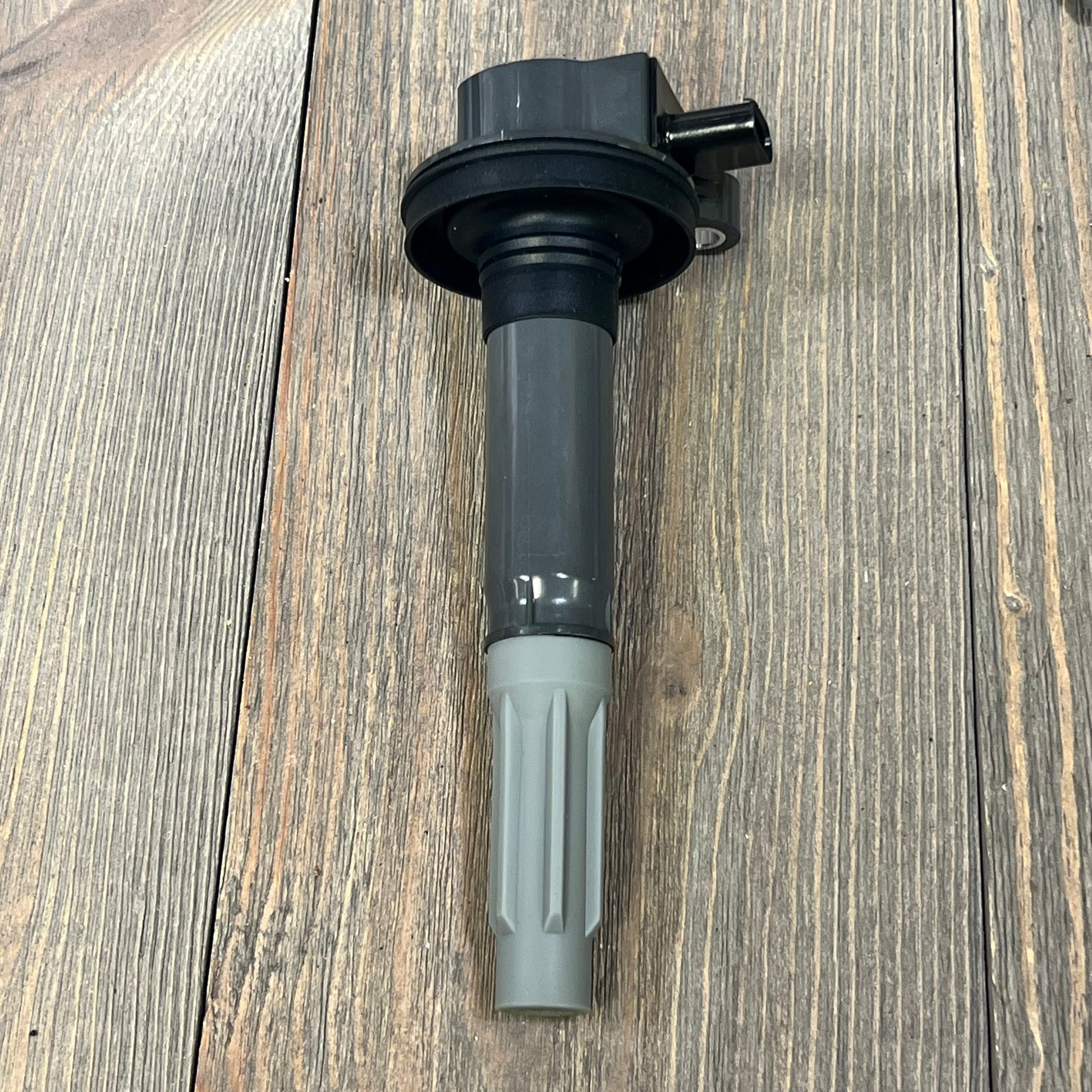 High-performance ignition coil pack for V8 5.0L Ford F-150 and Mustang, durable and efficient design.