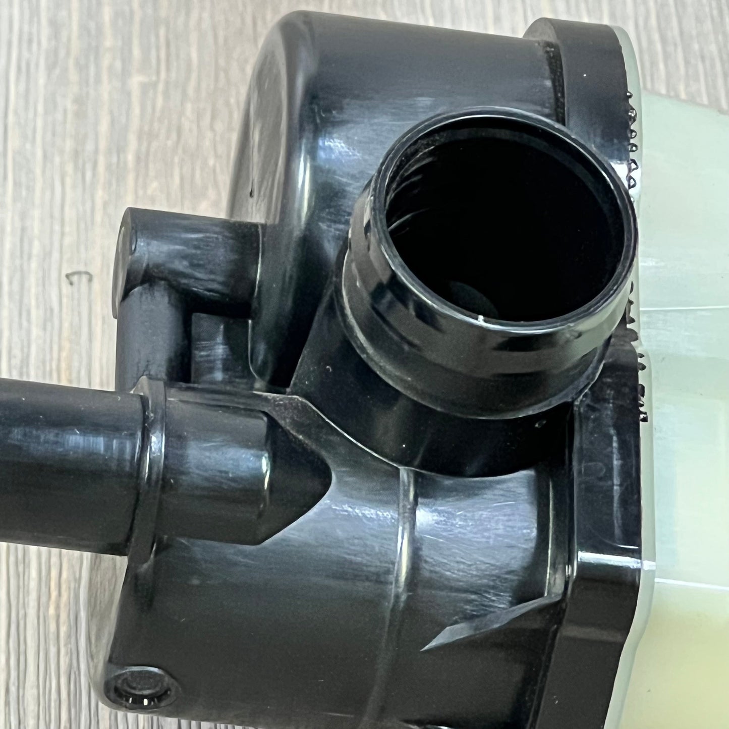 Close-up of the SDYYDS 0261222018 fuel vapor leak detection pump for BMW models, highlighting the connector details.