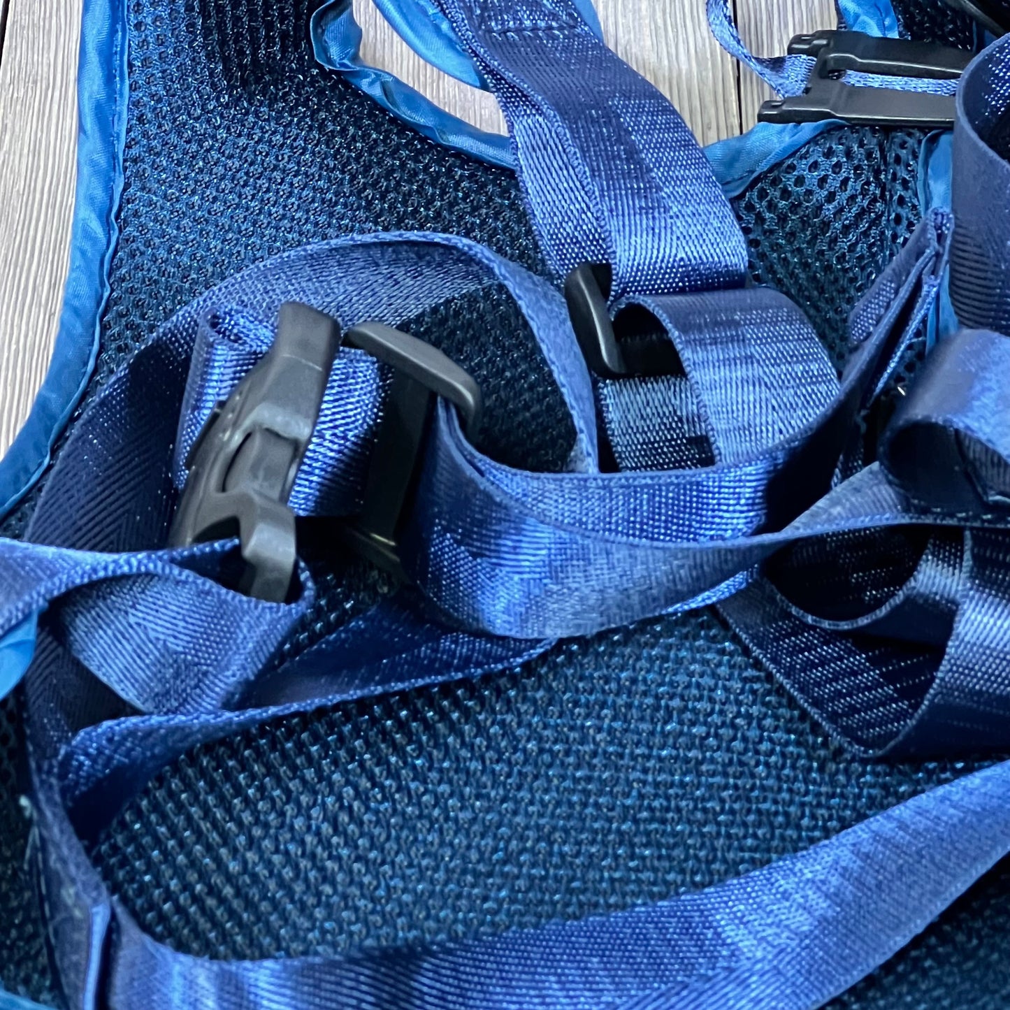 Close-up of the blue 2025 safety harness with adjustable straps and secure buckles for children aged 3-6, featuring light reflector.