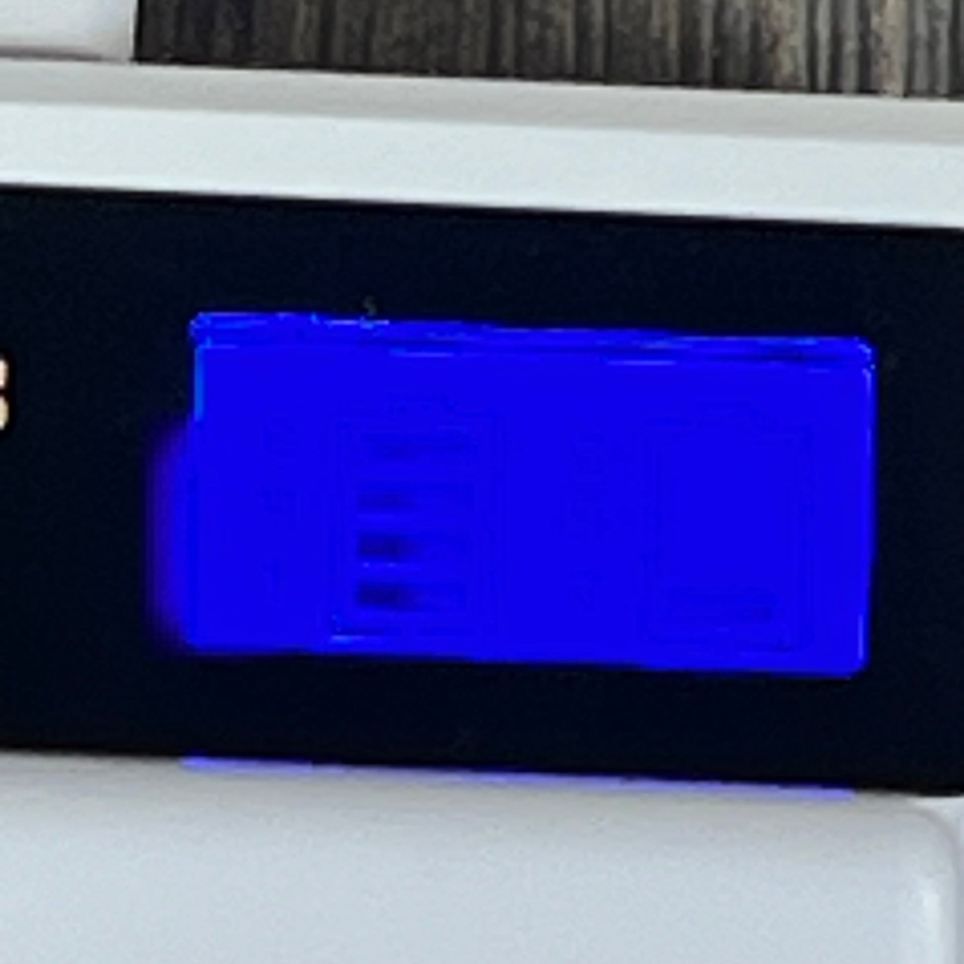 LCD display of dual charger station for rechargeable A-1 VMA4400 batteries, compatible with Arlo Pro cameras.