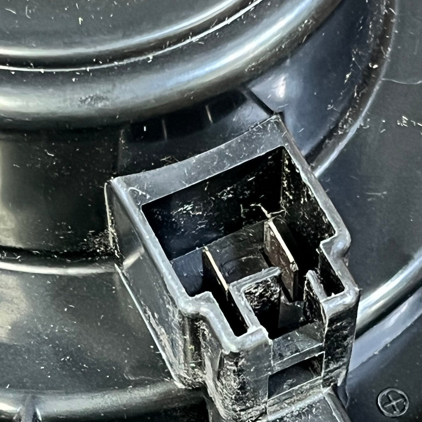 Close-up view of connection port on Dibanyou AC Heater Blower Motor for Toyota Avalon 2000-2004, replacement part 87103-07020.
