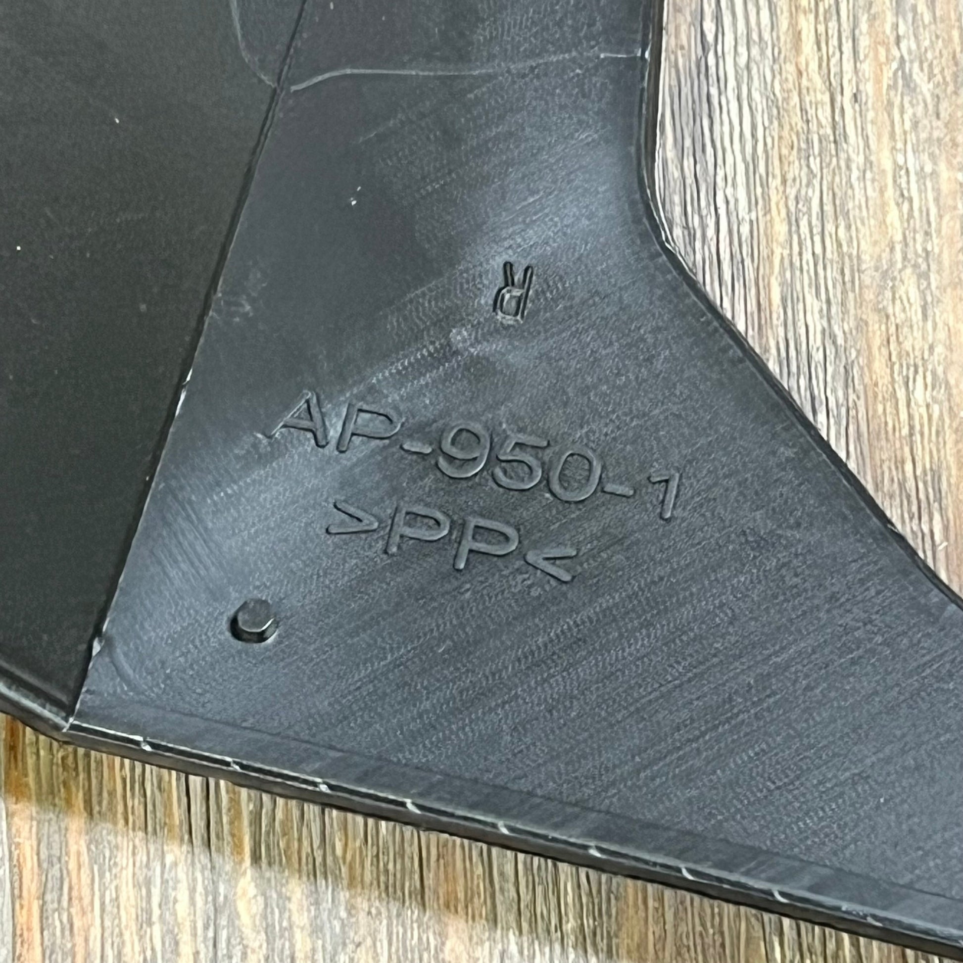 Close-up of the KUAFU headlight bracket mounting panel, featuring part number AP-950-1 for Chevy and GMC models.