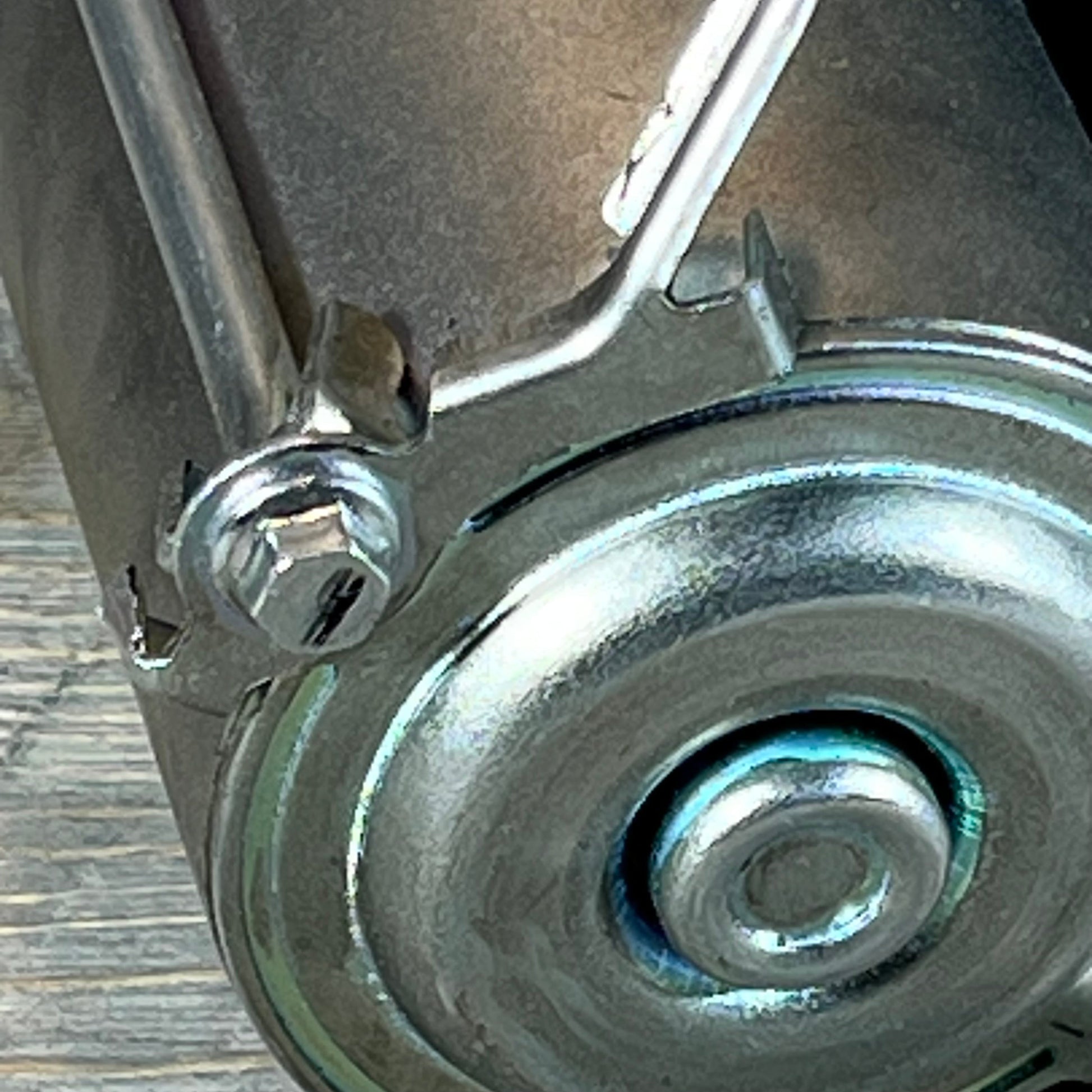 Close-up of a robust starter motor for Honda Accord, CR-V, and Civic, showcasing durable metal components.