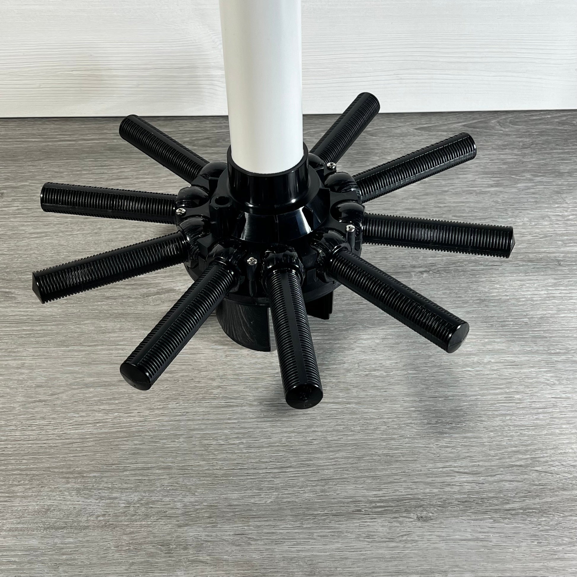 Close-up of TIROAR SX164DA lateral assembly showcasing the robust center pipe for Hayward filters.
