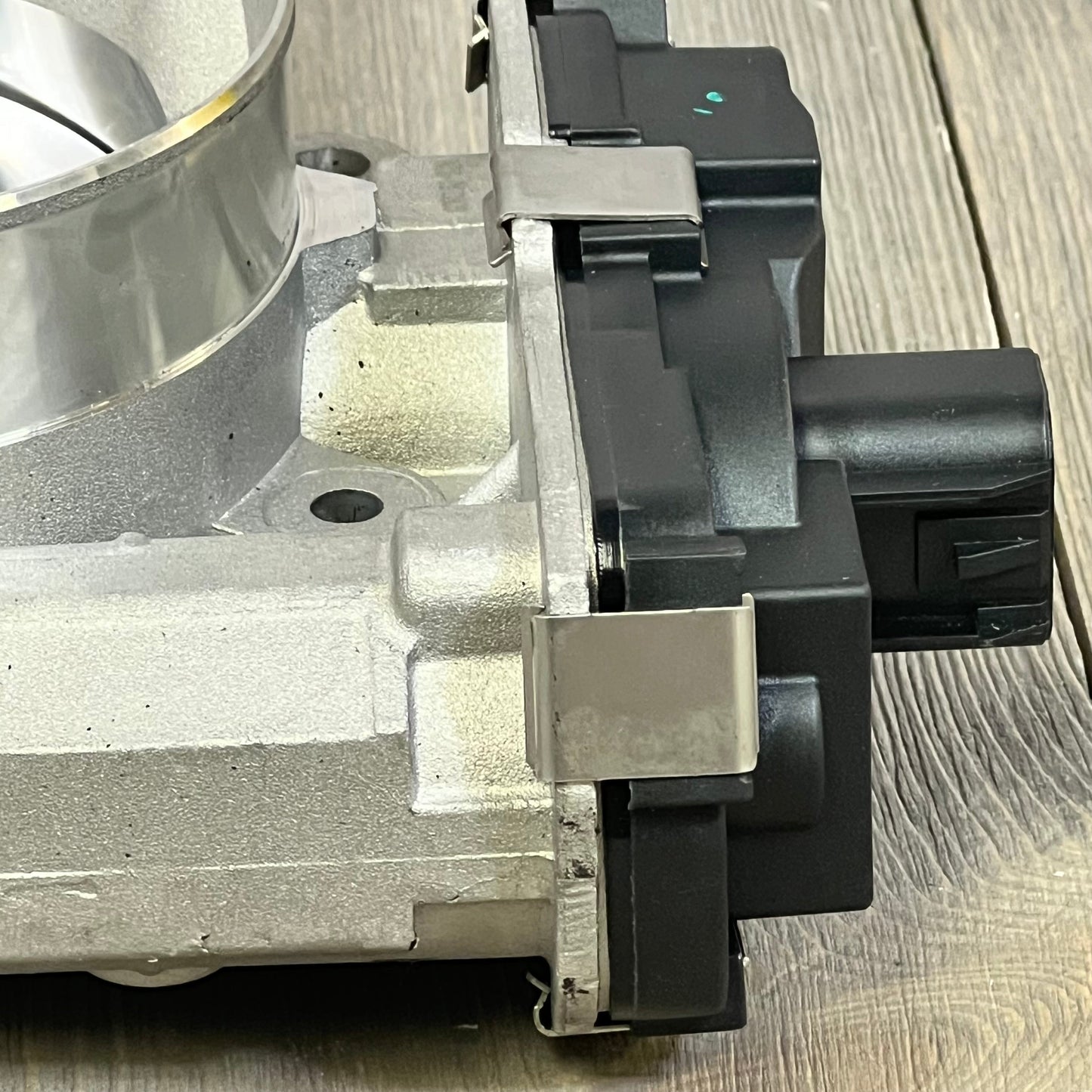 Close-up of TUCAREST electronic throttle body assembly for 05-07 Buick Rainier, 07-08 Escalade, and Chevy trucks.