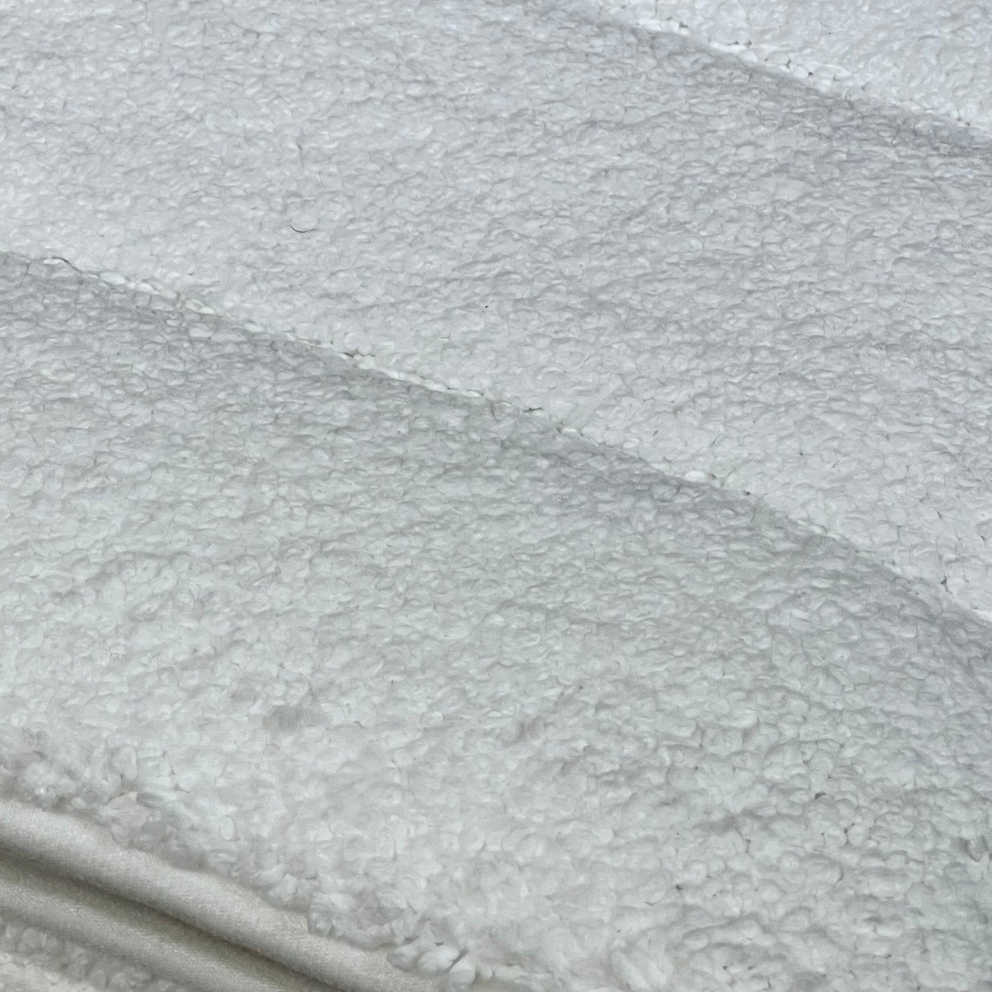 Close-up of DEXI bathroom rug texture, showcasing soft, absorbent microfiber surface, ideal for quick drying and comfort.