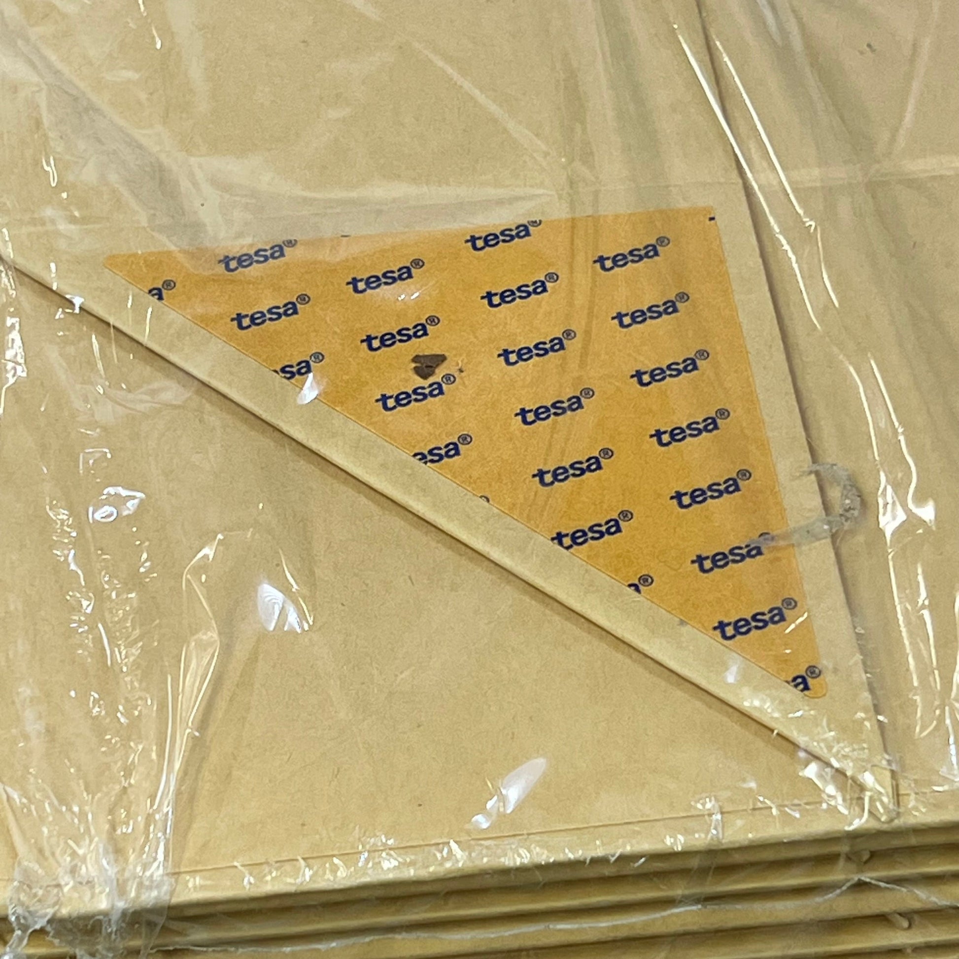 Sturdy Kraft gift box with magnetic closure and protective packaging, featuring a Tesa adhesive for secure assembly.